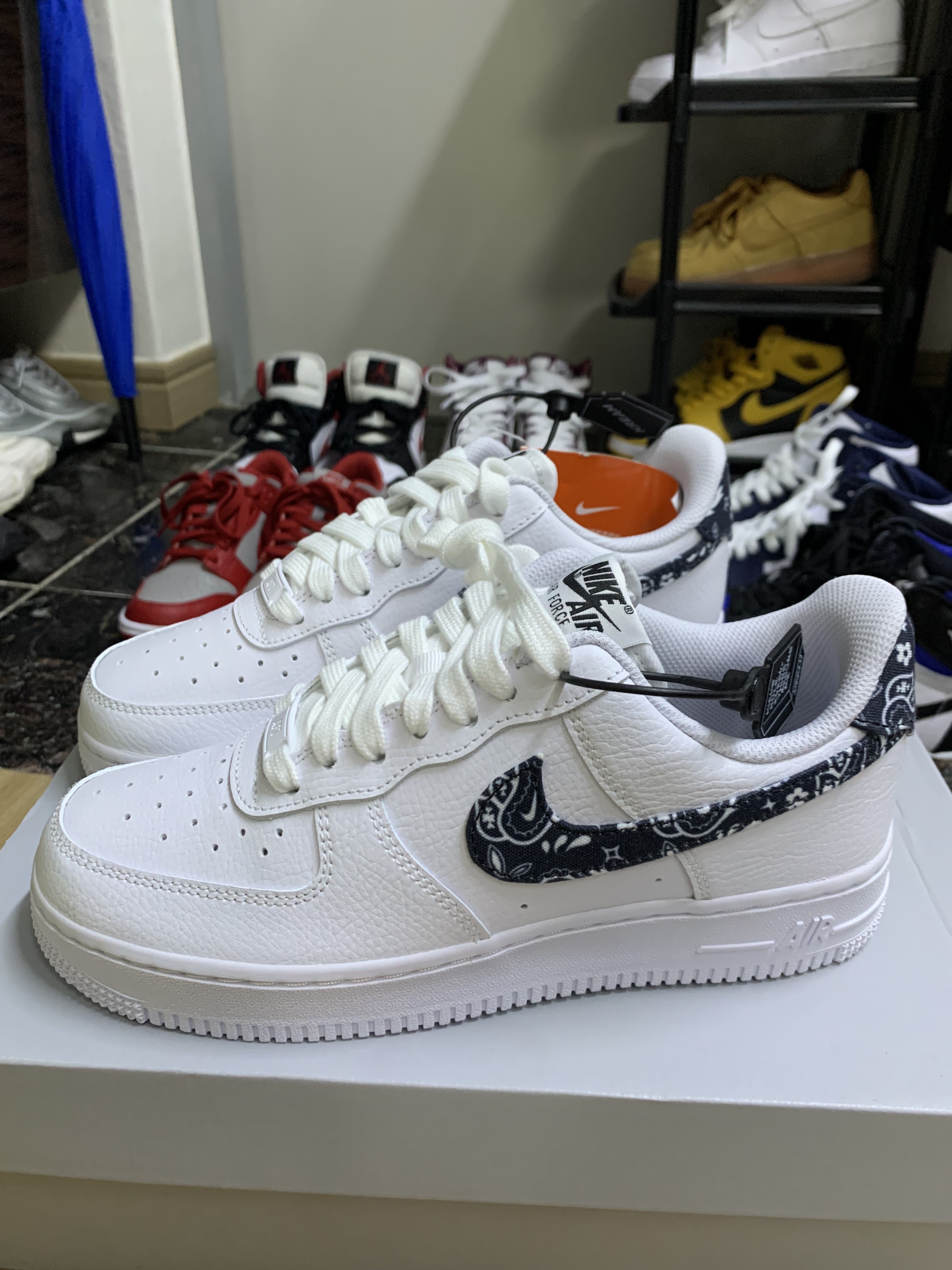 (W) Nike Air Force 1 '07 Essential Paisley Swoosh White Black 착용 스타일 - 1