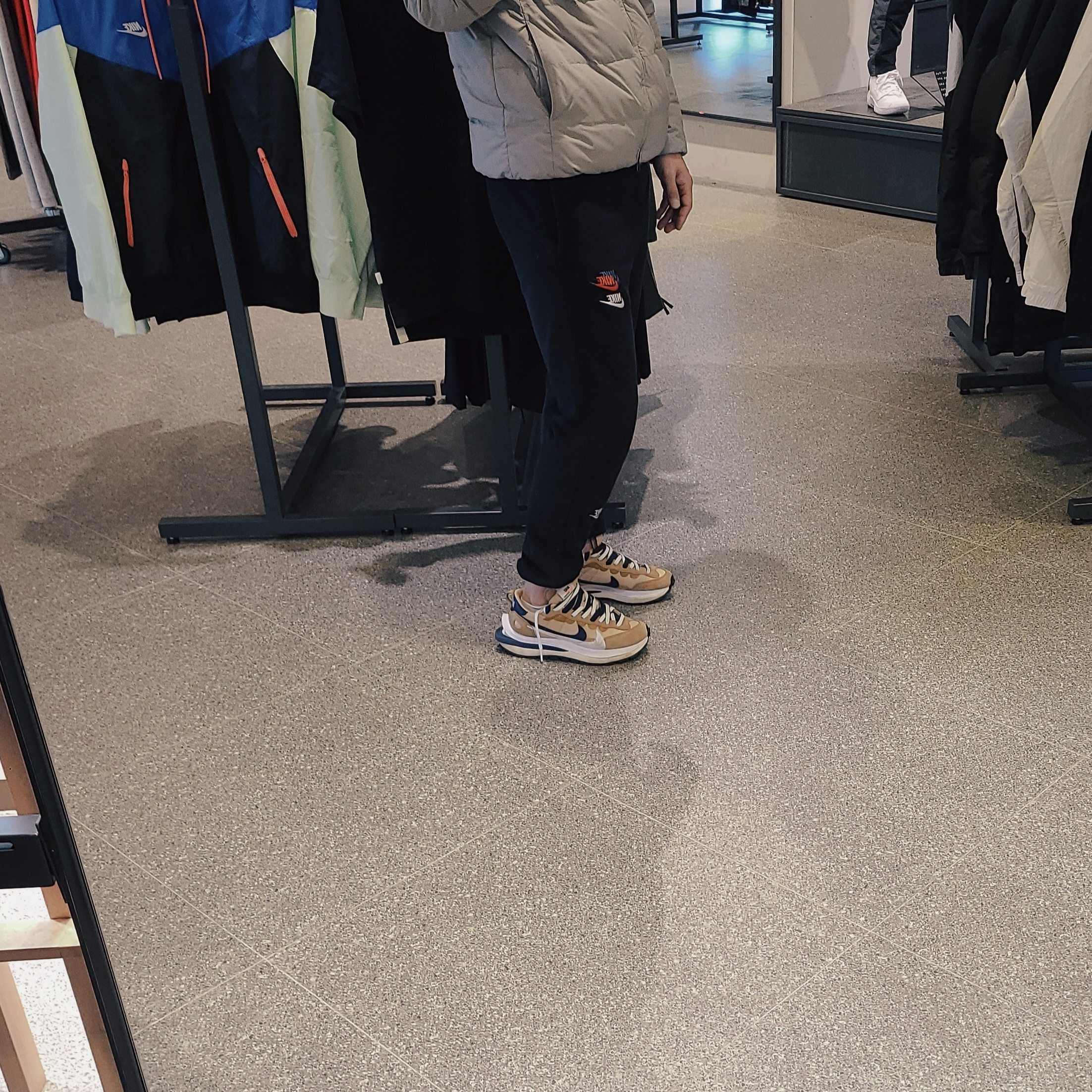 Nike x Sacai VaporWaffle Sesame and Blue Void 착용 스타일 - 2