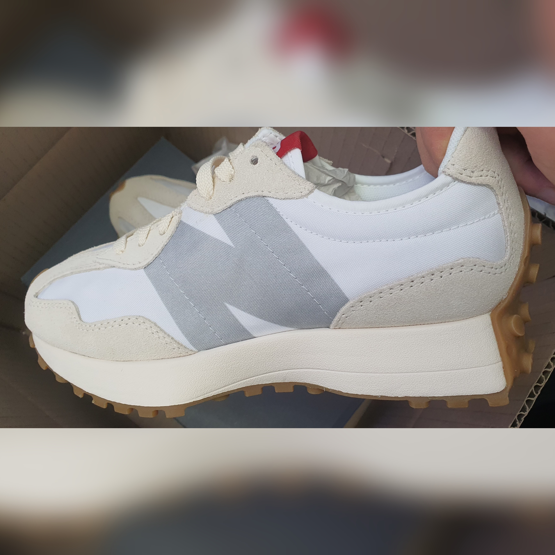 New Balance 327 White Silver Gum 착용 스타일 - 2