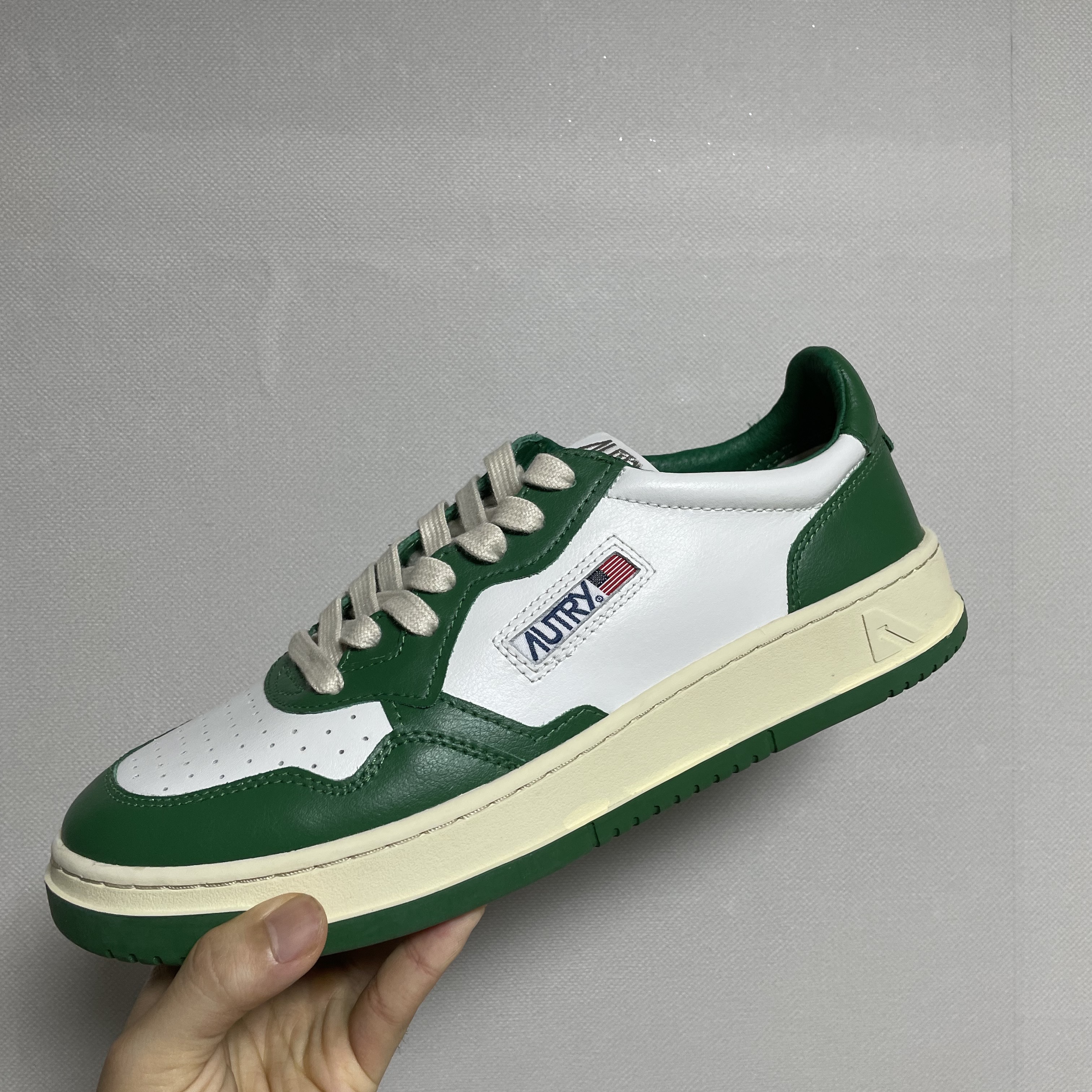 Autry Medalist Low Leather Sneakers Green White 착용 스타일