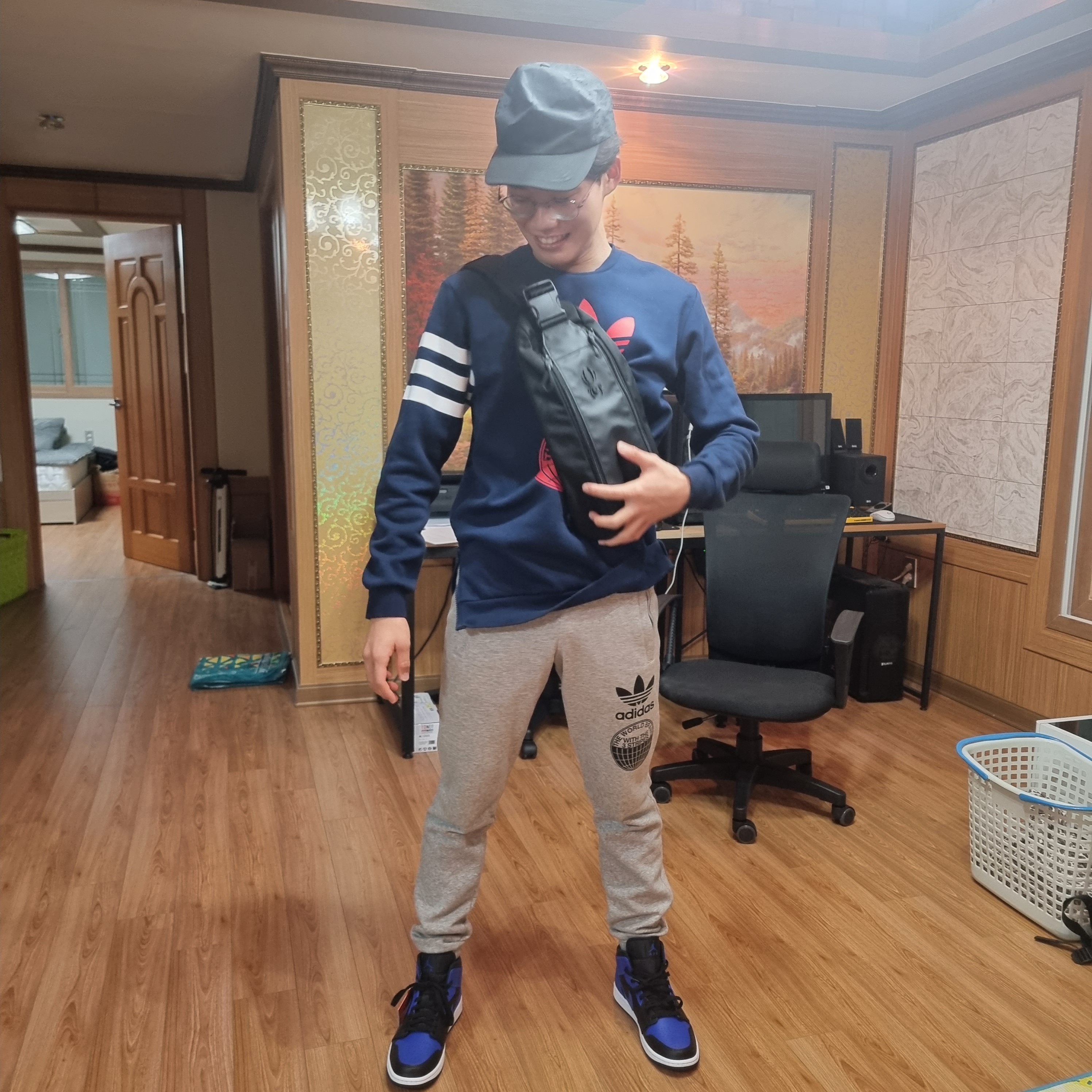Jordan 1 Mid Black Hyper Royal 착용 스타일 - 5
