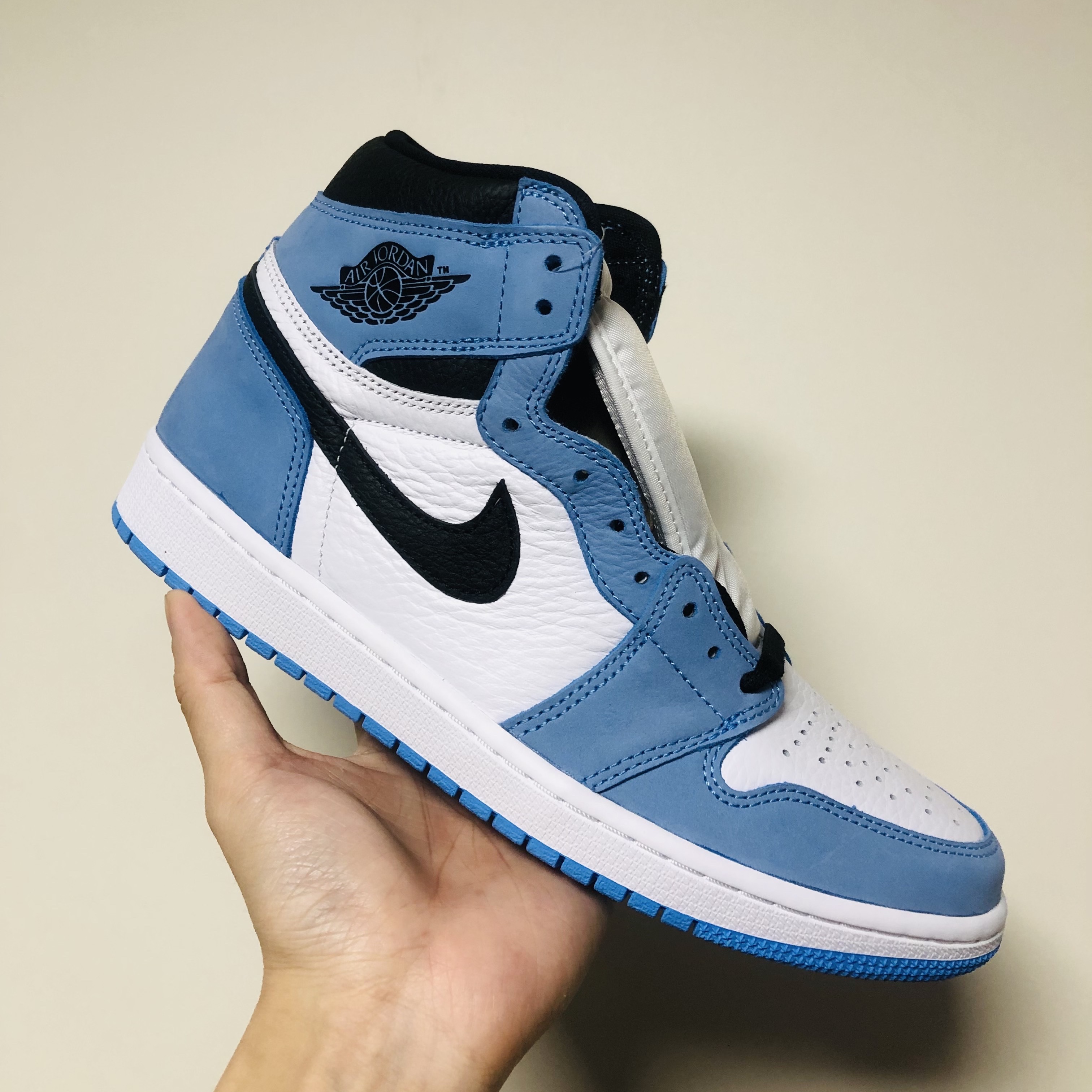 Jordan 1 Retro High OG University Blue 착용 스타일