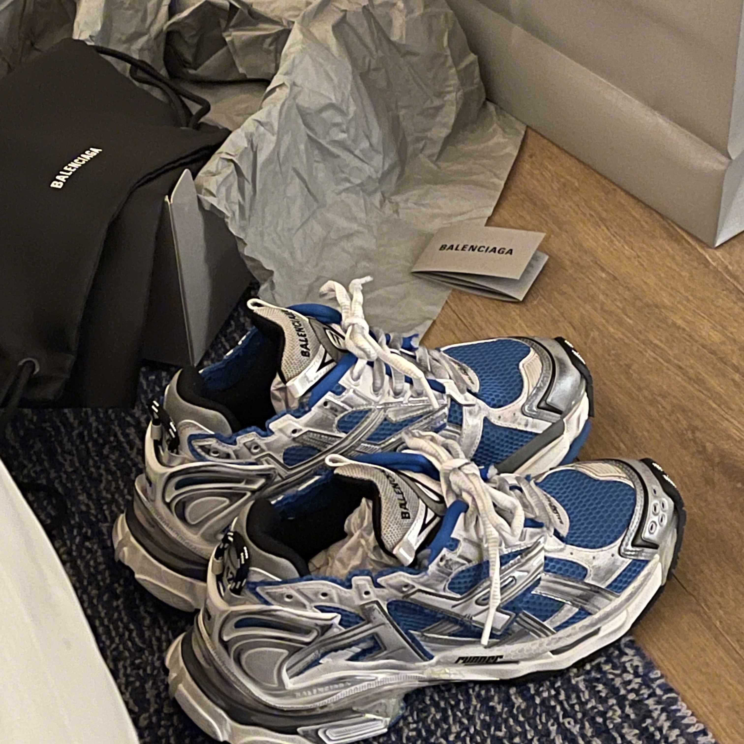 Balenciaga Runner Sneakers Blue White 착용 스타일 - 3