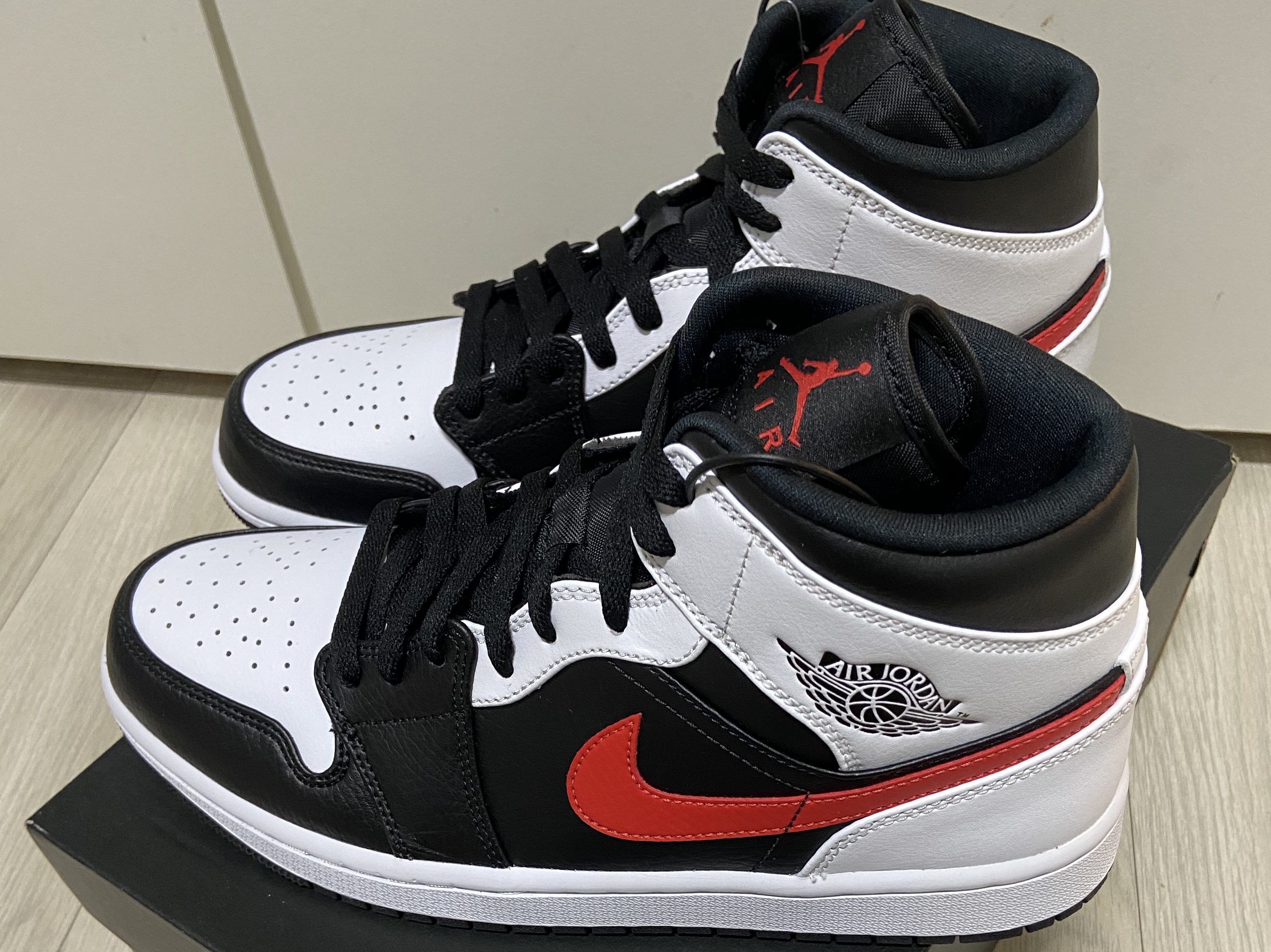 Jordan 1 Mid Black Chile Red 착용 스타일 - 4