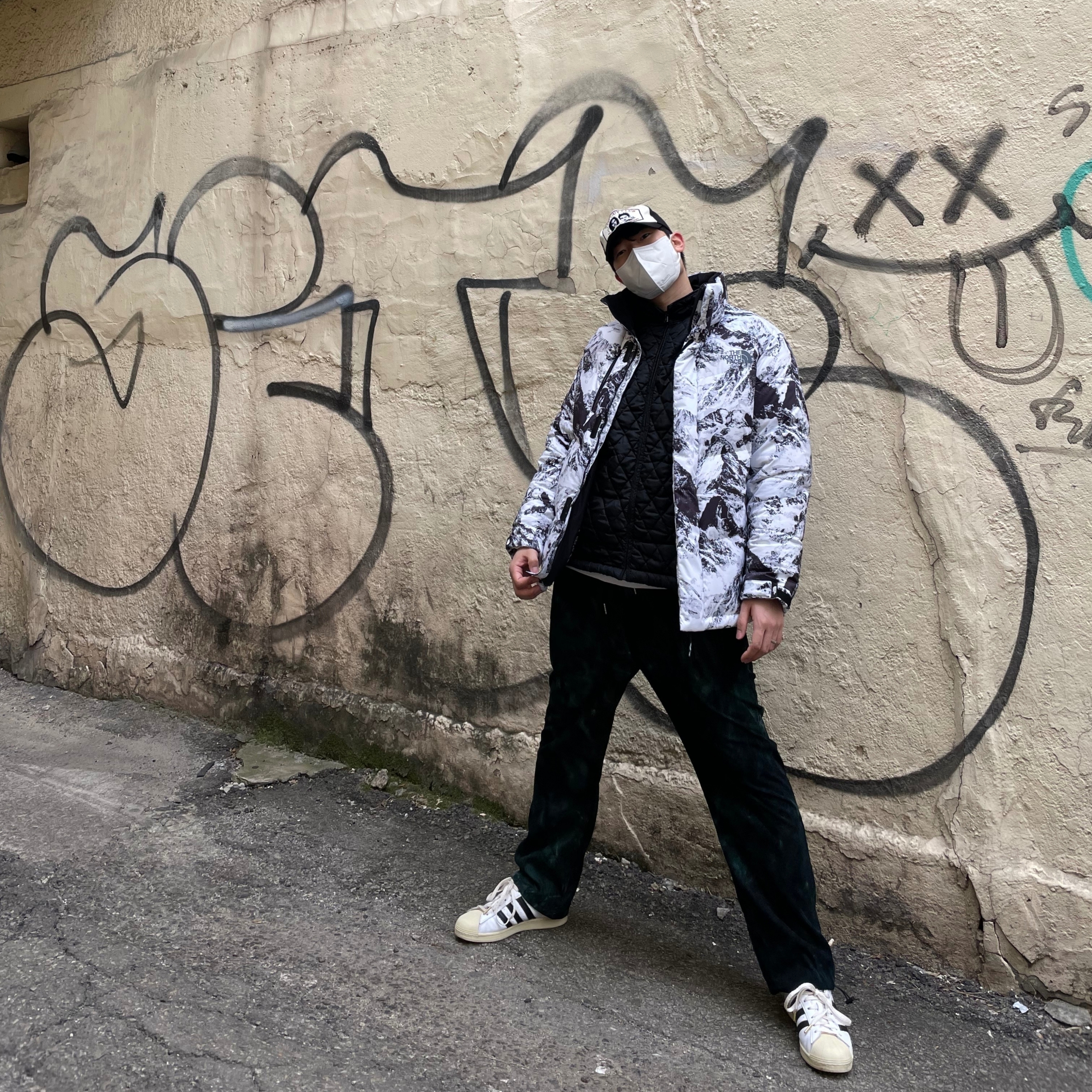The North Face Challenge Air Down Jacket Gray, Adidas Superstar Premium White Black 착용 스타일 - 1