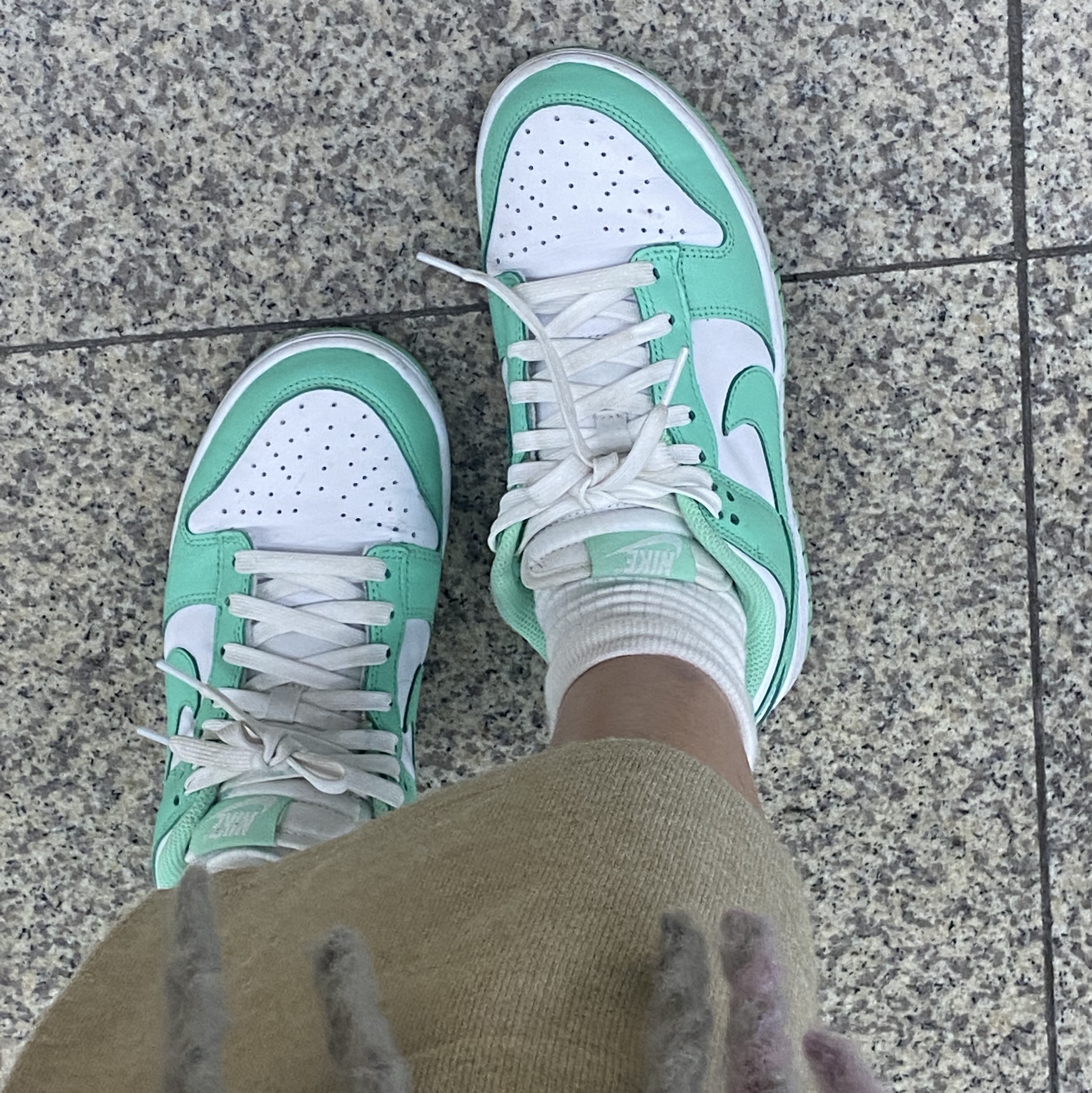 (W) Nike Dunk Low Green Glow 착용 스타일 - 1
