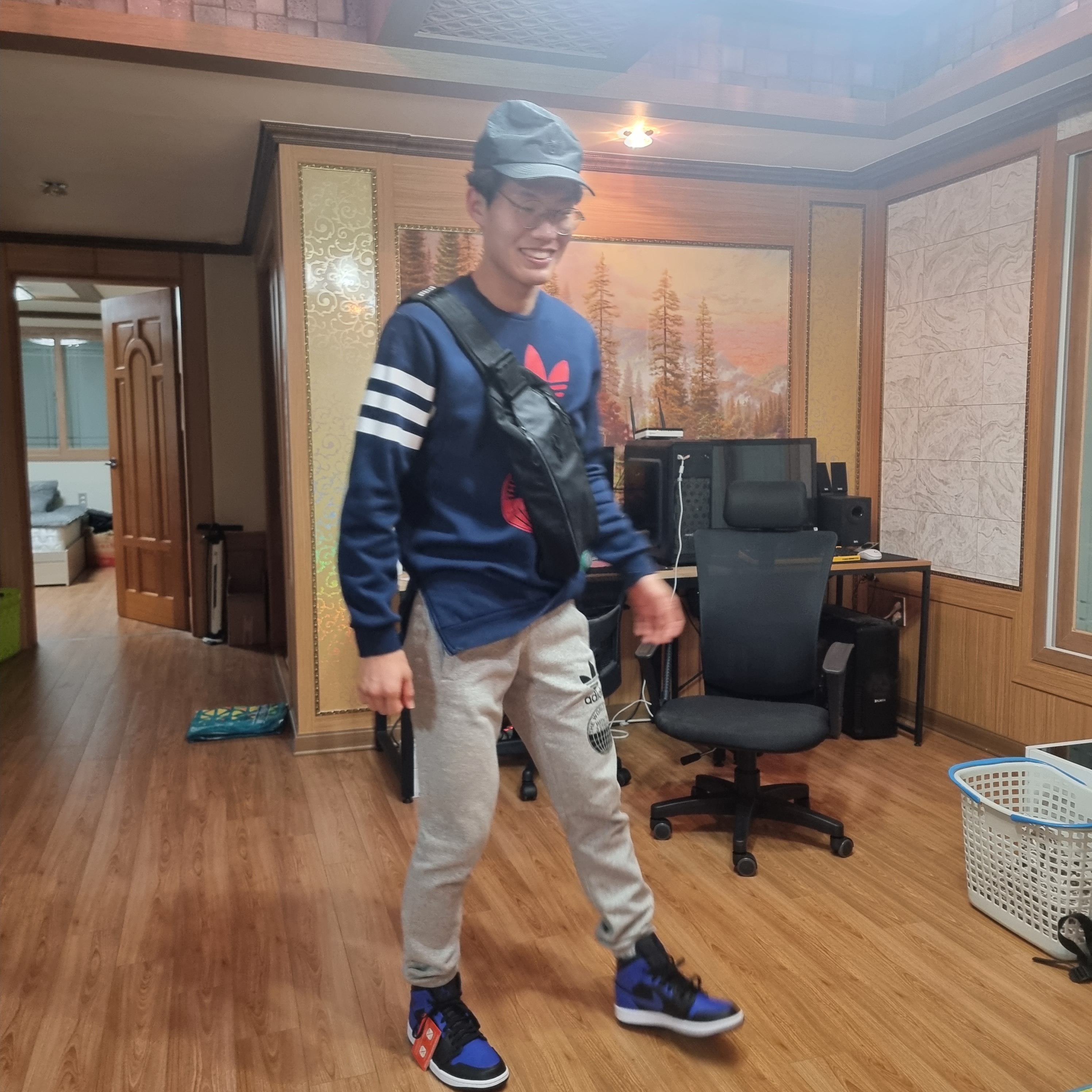 Jordan 1 Mid Black Hyper Royal 착용 스타일 - 2