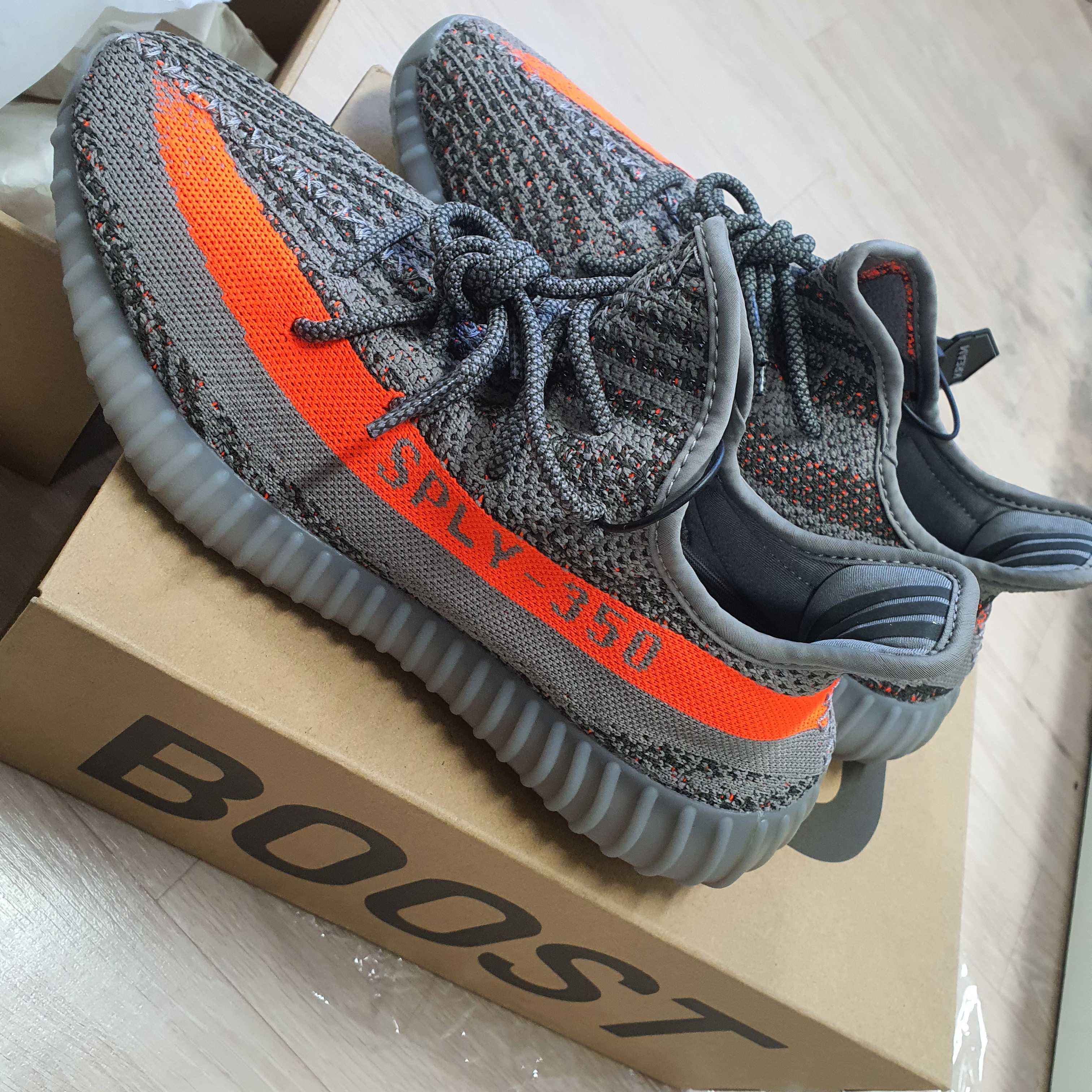 Adidas Yeezy Boost 350 V2 Beluga - Reflective 착용 스타일