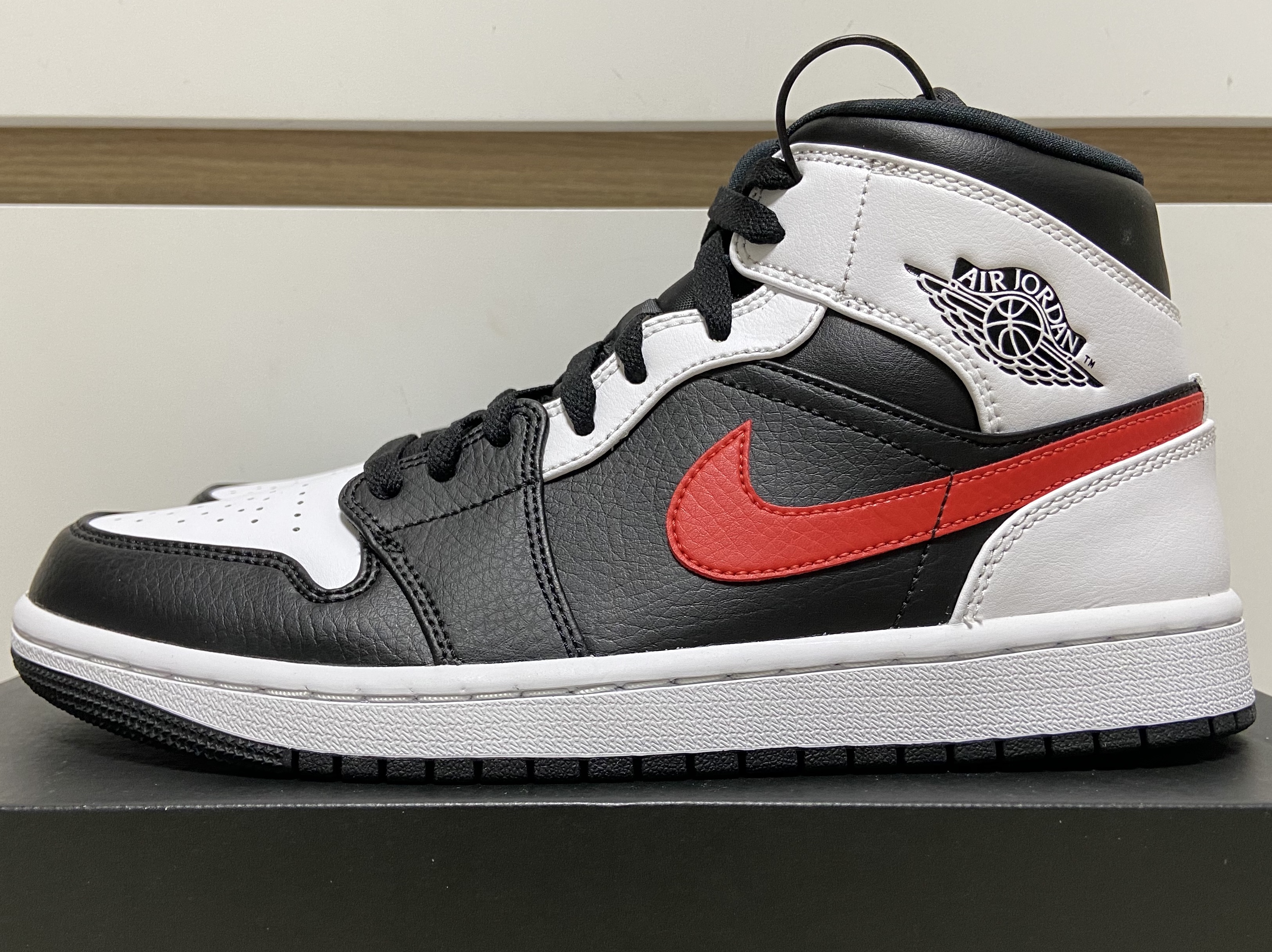 Jordan 1 Mid Black Chile Red 착용 스타일 - 2