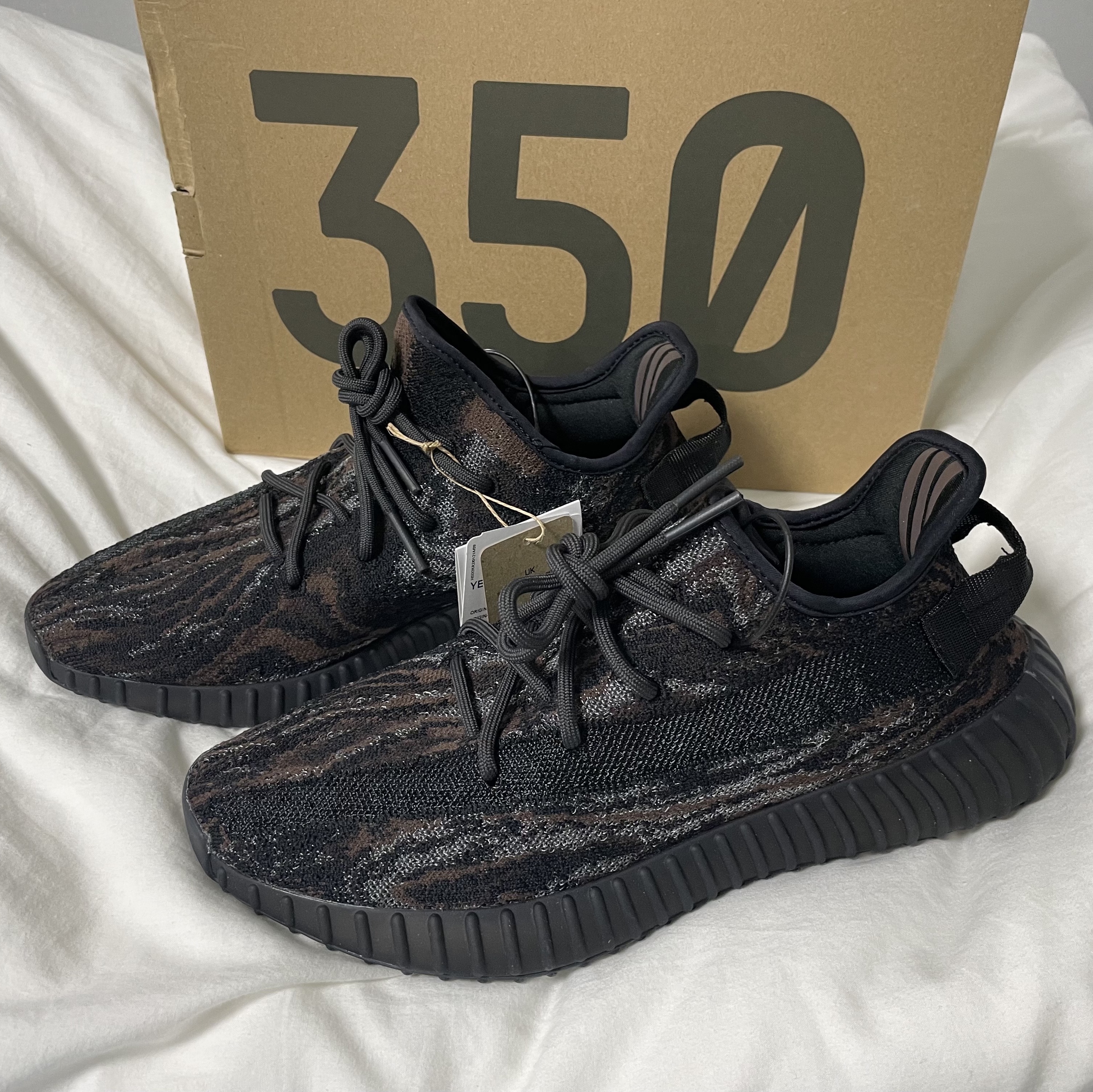 Adidas Yeezy Boost 350 V2 MX Rock 착용 스타일