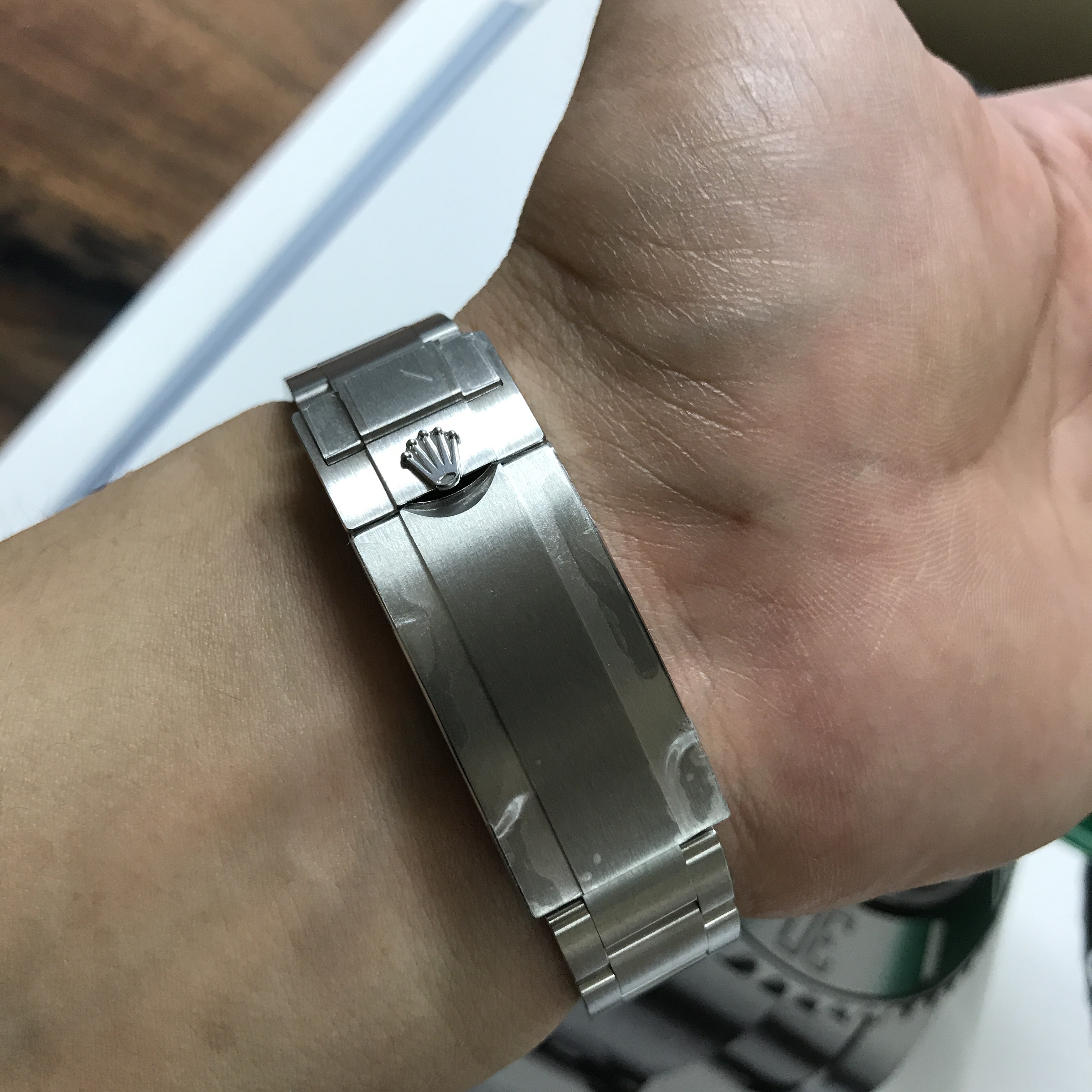 Rolex Submariner Date 40mm 116610LV Green Oyster 착용 스타일 - 2