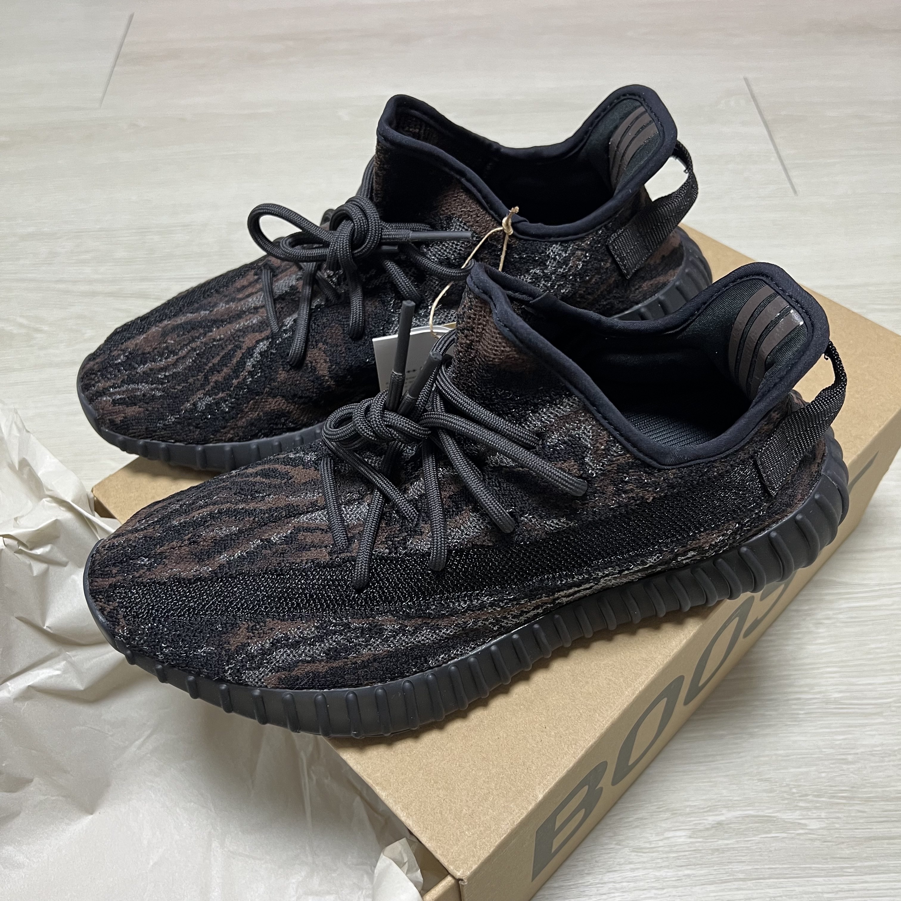 Adidas Yeezy Boost 350 V2 MX Rock 착용 스타일 - 1