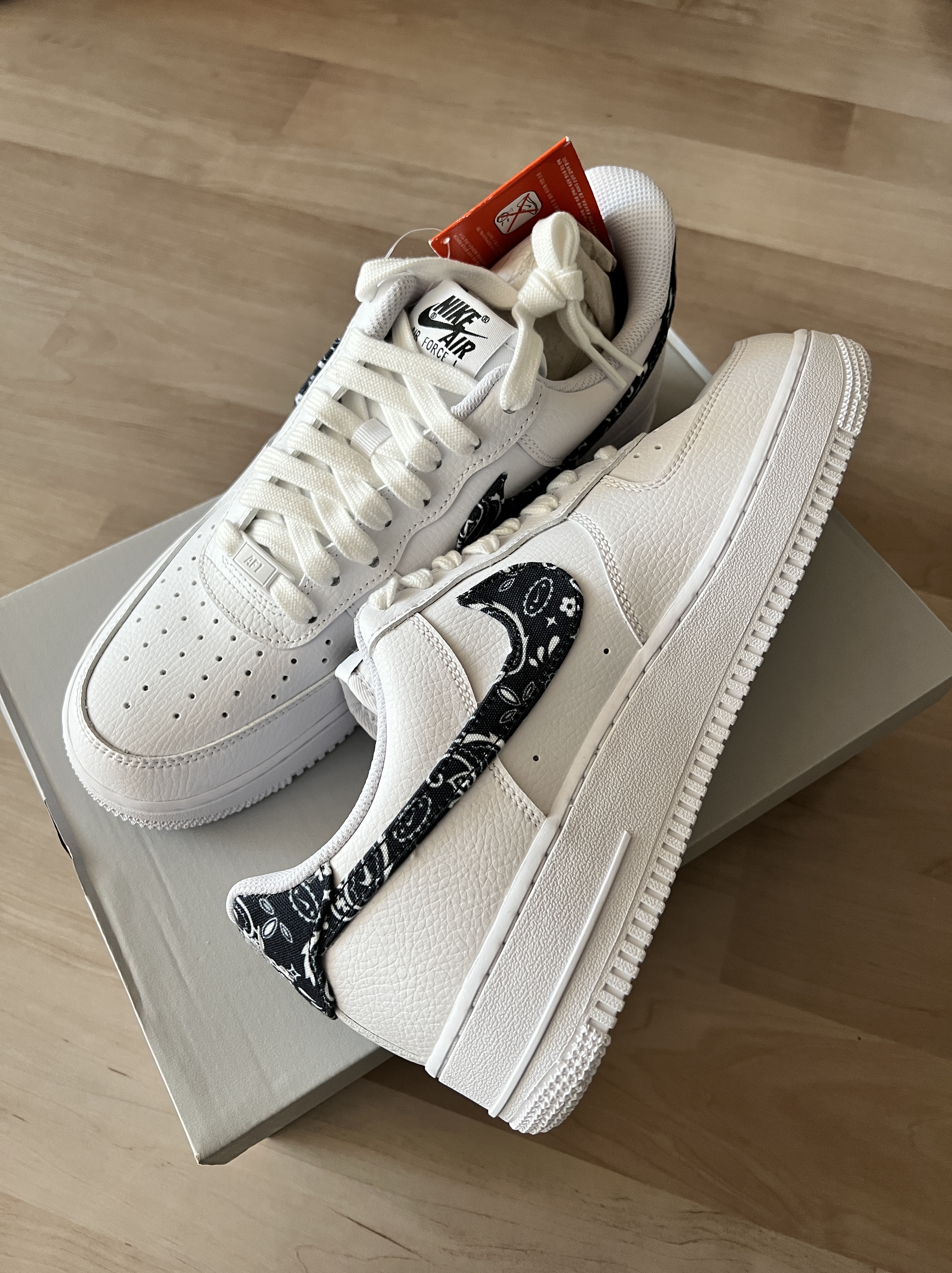 (W) Nike Air Force 1 '07 Essential Paisley Swoosh White Black 착용 스타일