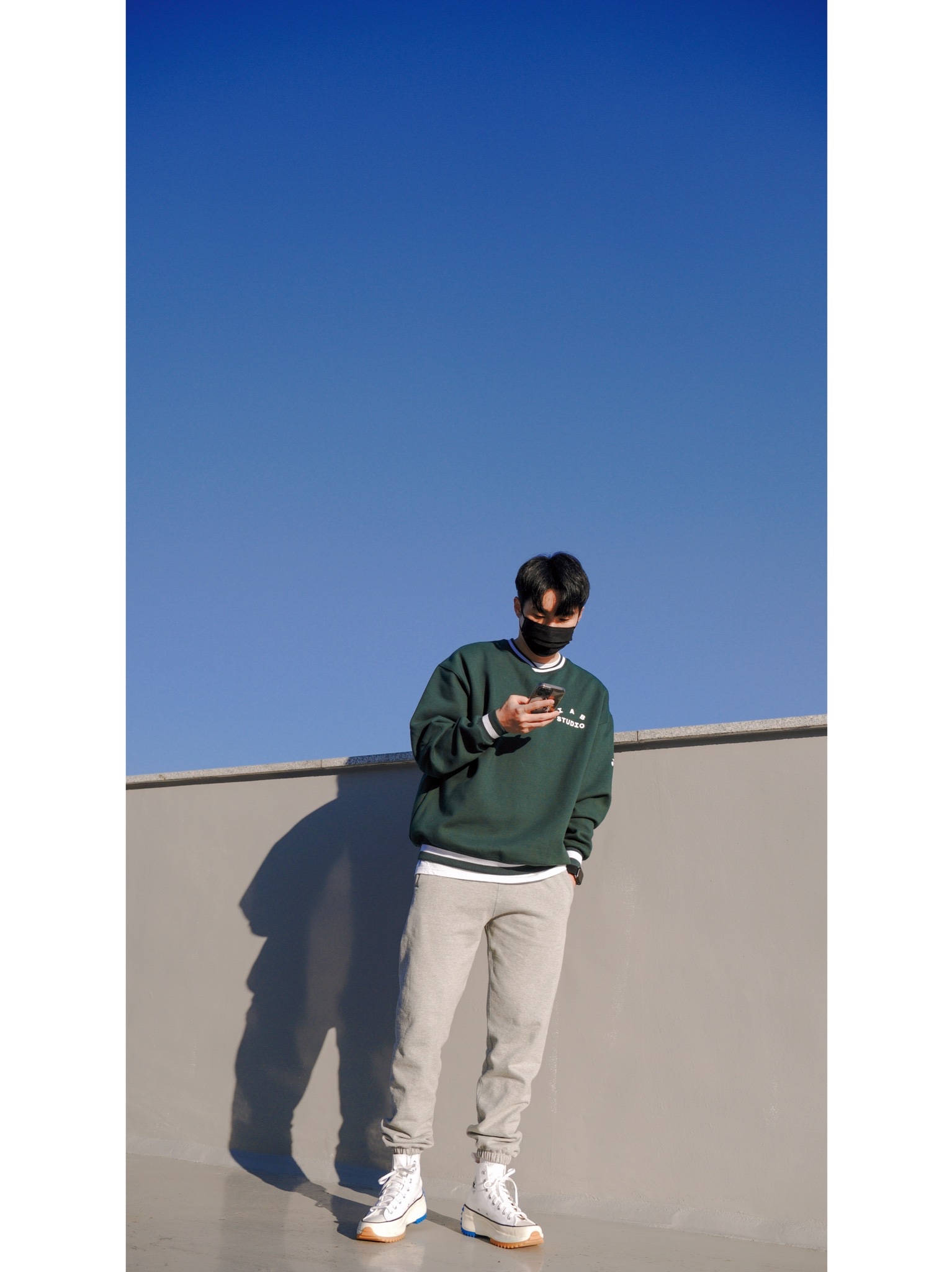 Converse x JW Anderson Run Star Hike Hi White, IAB Studio x Yonex Sweatshirt Green 착용 스타일 - 4