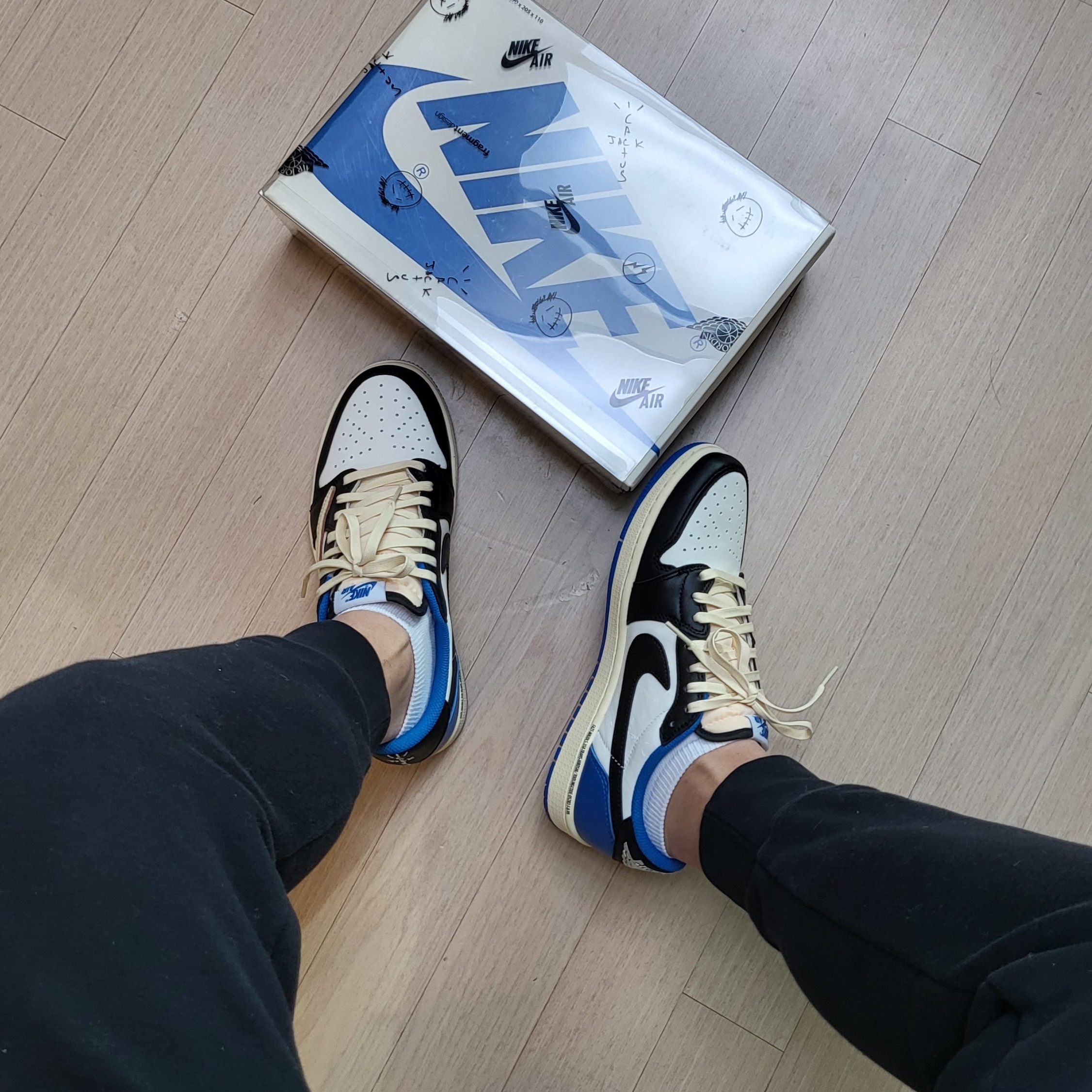 Jordan 1 x Travis Scott x Fragment Retro Low OG SP Military Blue, Rolex Submariner Date 41mm 126613LB Royal Blue Oyster 착용 스타일 - 1