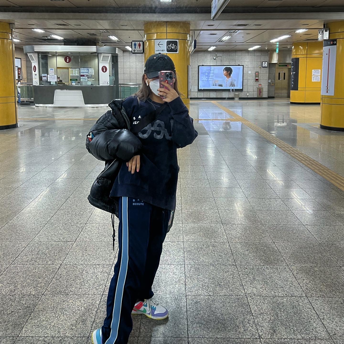 IAB Studio x Lee Pigment Sweatshirt Indigo Navy, IAB Studio Track Pants Navy - 21SS 착용 스타일 - 1