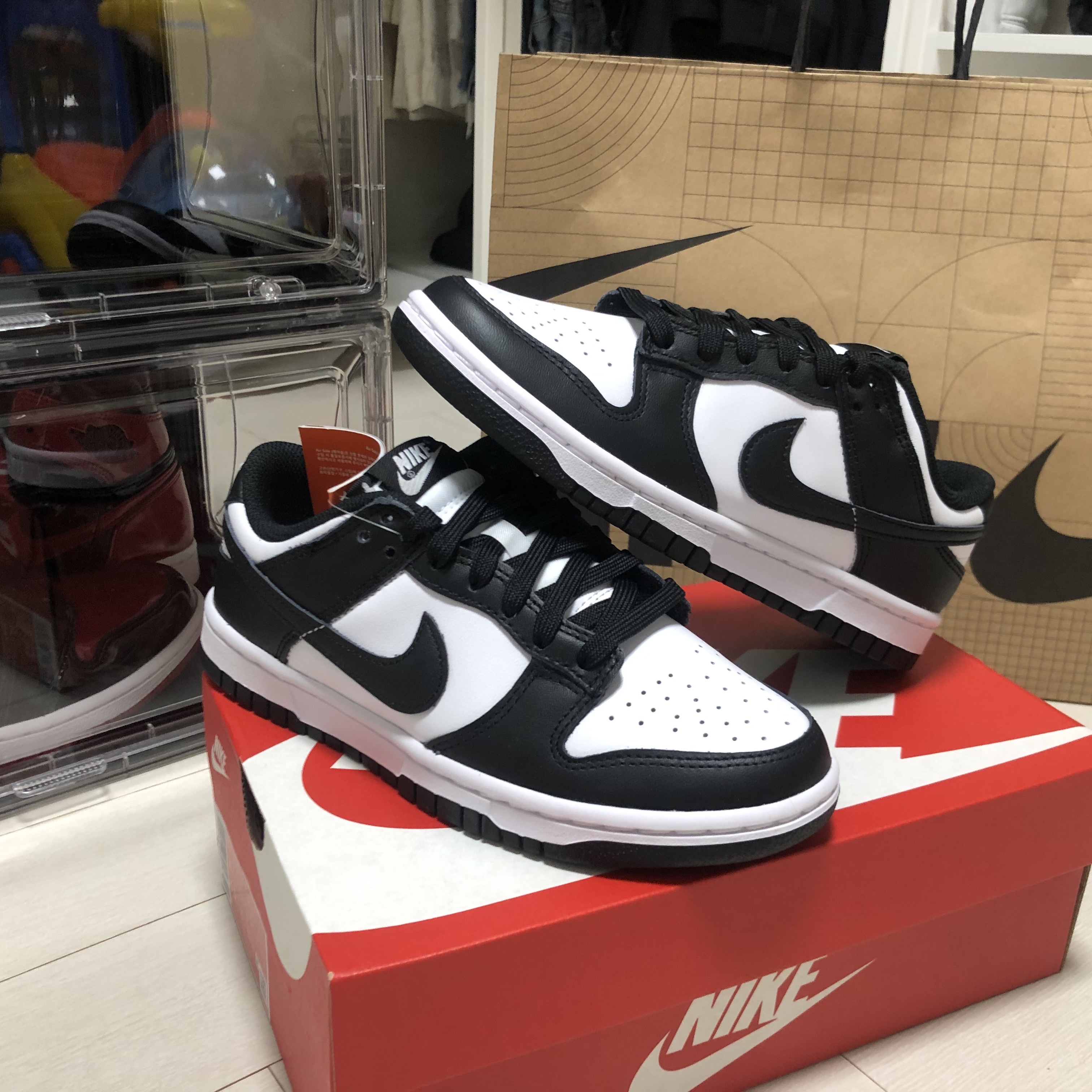 Nike Dunk Low Retro Black, Jordan 1 Retro High OG Patent Bred 착용 스타일 - 1