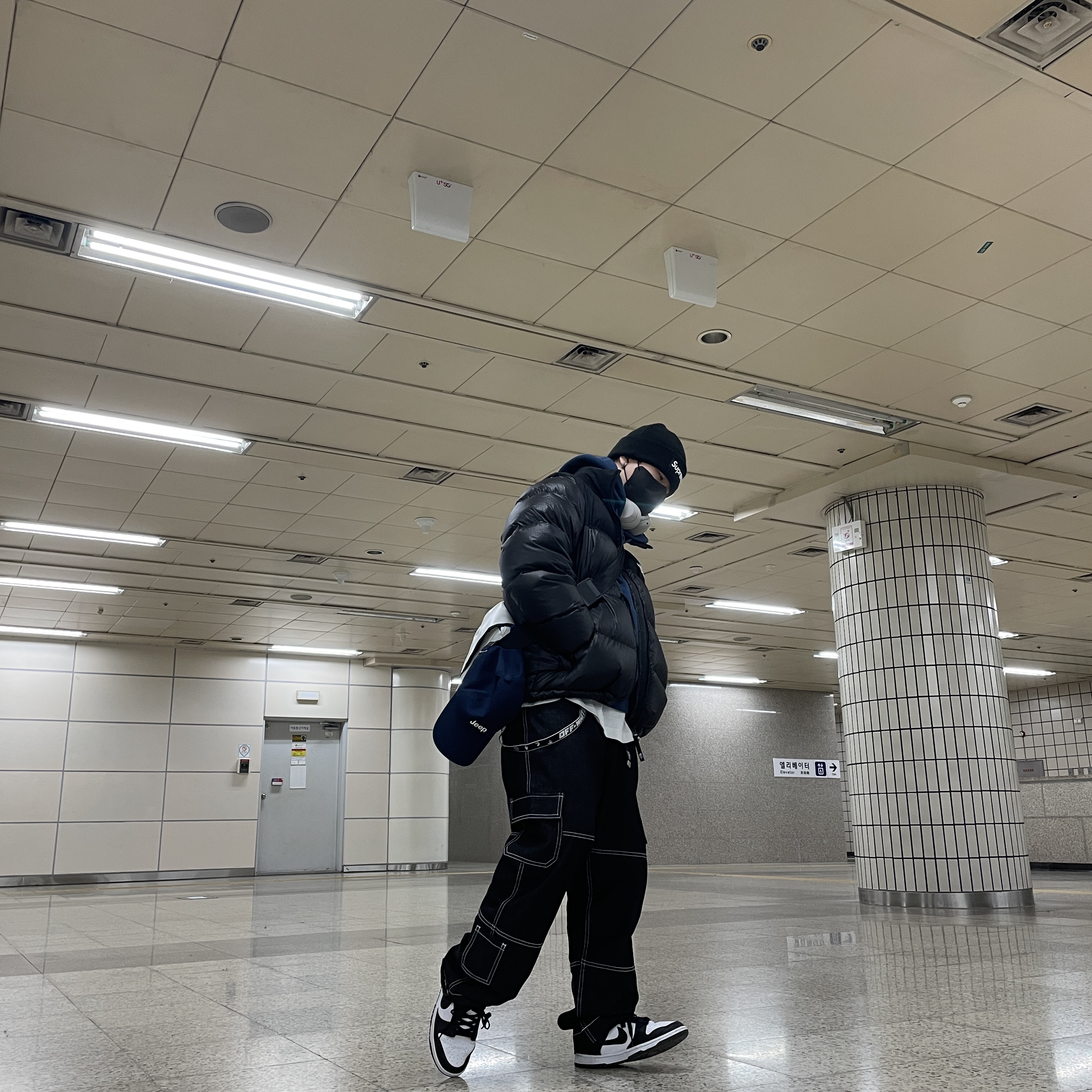 Nike Dunk Low Retro Black, Ader Error Trace Admore Crossbody Bag White 착용 스타일 - 3