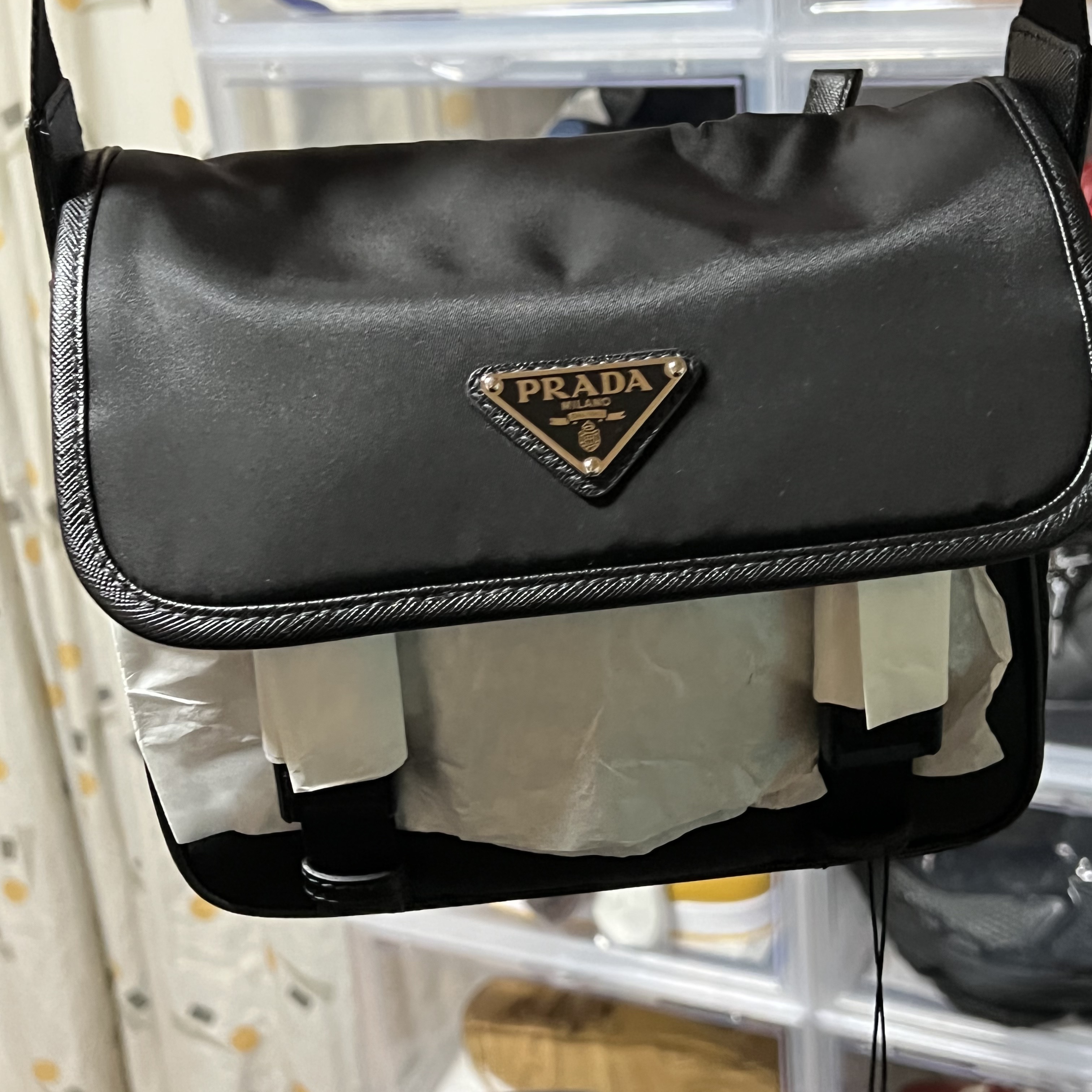 Prada Re-Nylon and Saffiano Leather Shoulder Bag Black 착용 스타일 - 2