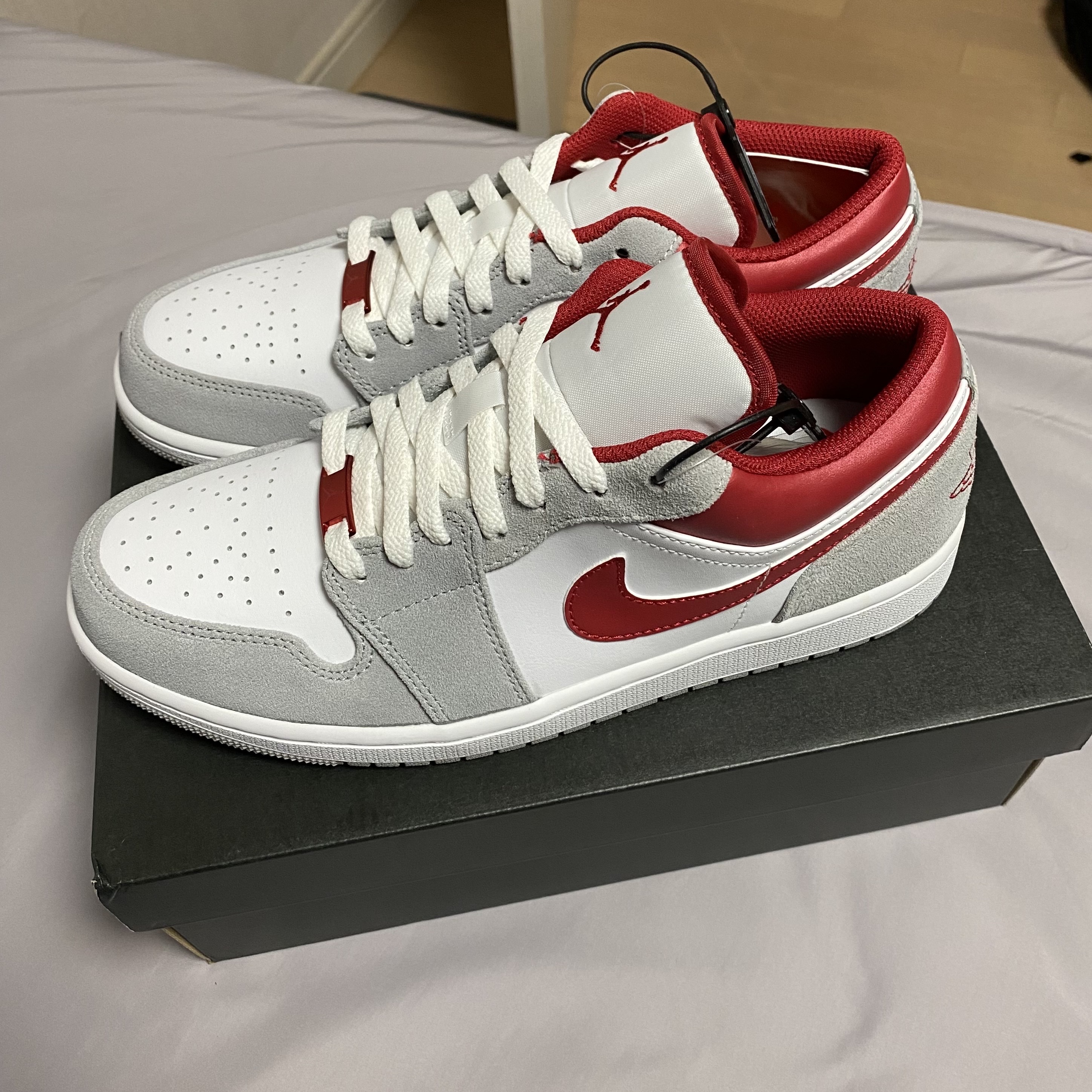 Jordan 1 Low SE Light Smoke Grey Gym Red 착용 스타일