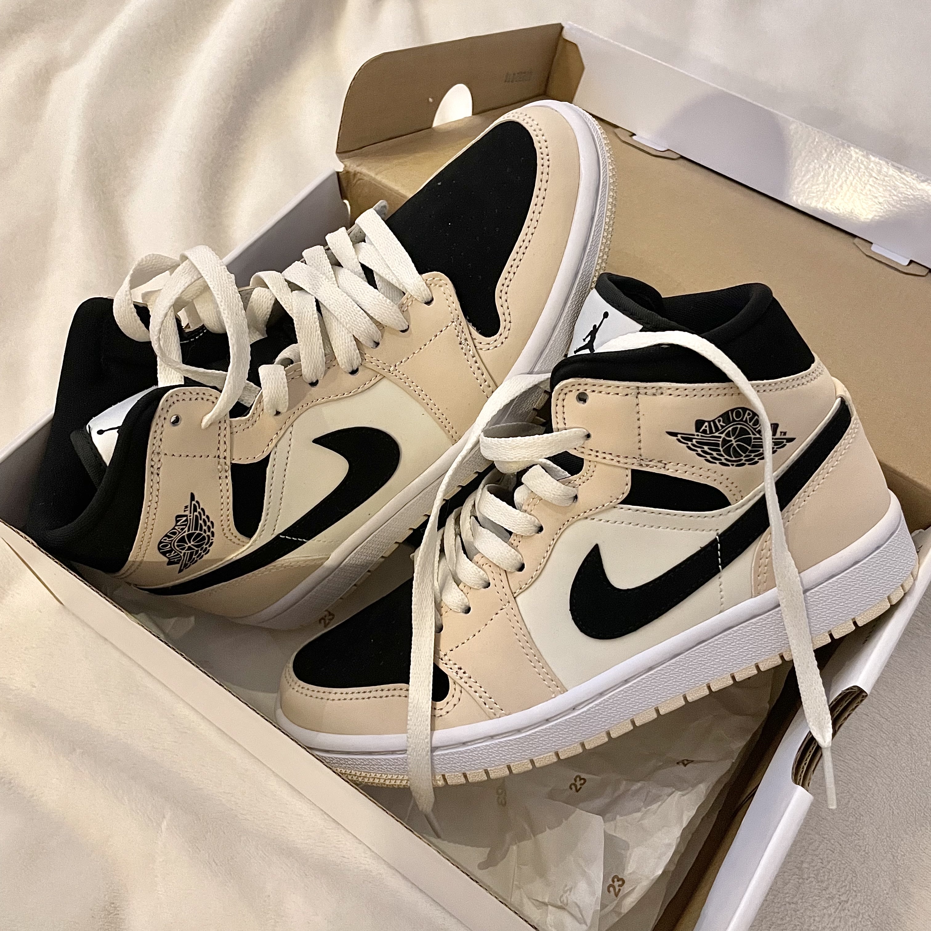 (W) Jordan 1 Mid Barely Orange 착용 스타일