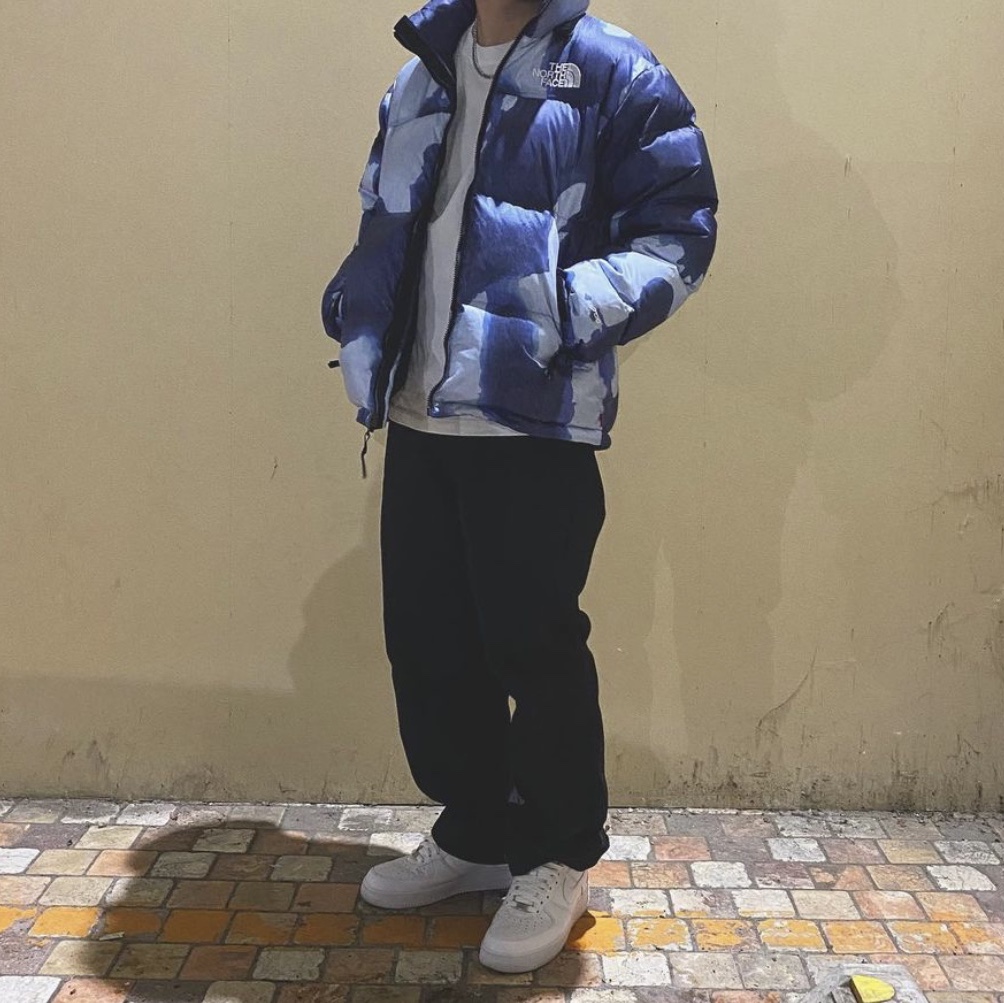 Supreme x The North Face Bleached Denim Print Nuptse Jacket Indigo - 21FW 착용 스타일
