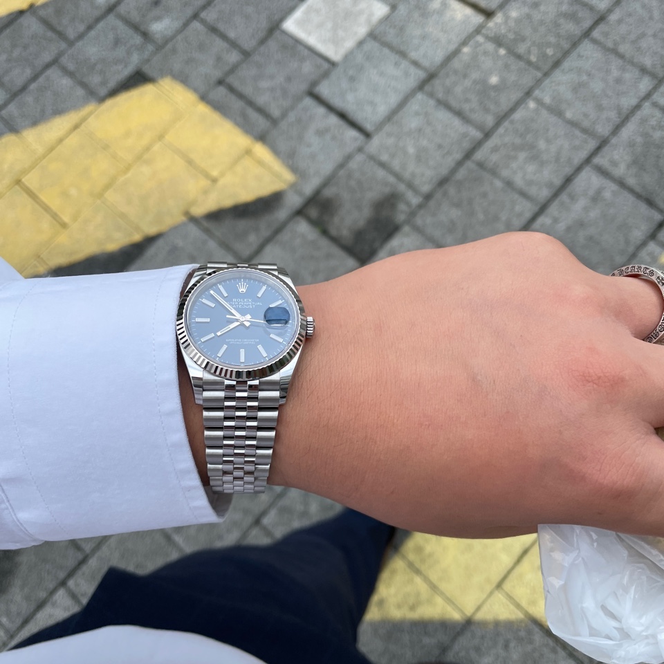 Rolex Datejust 36mm 126234 Bright Blue Jubilee 착용 스타일