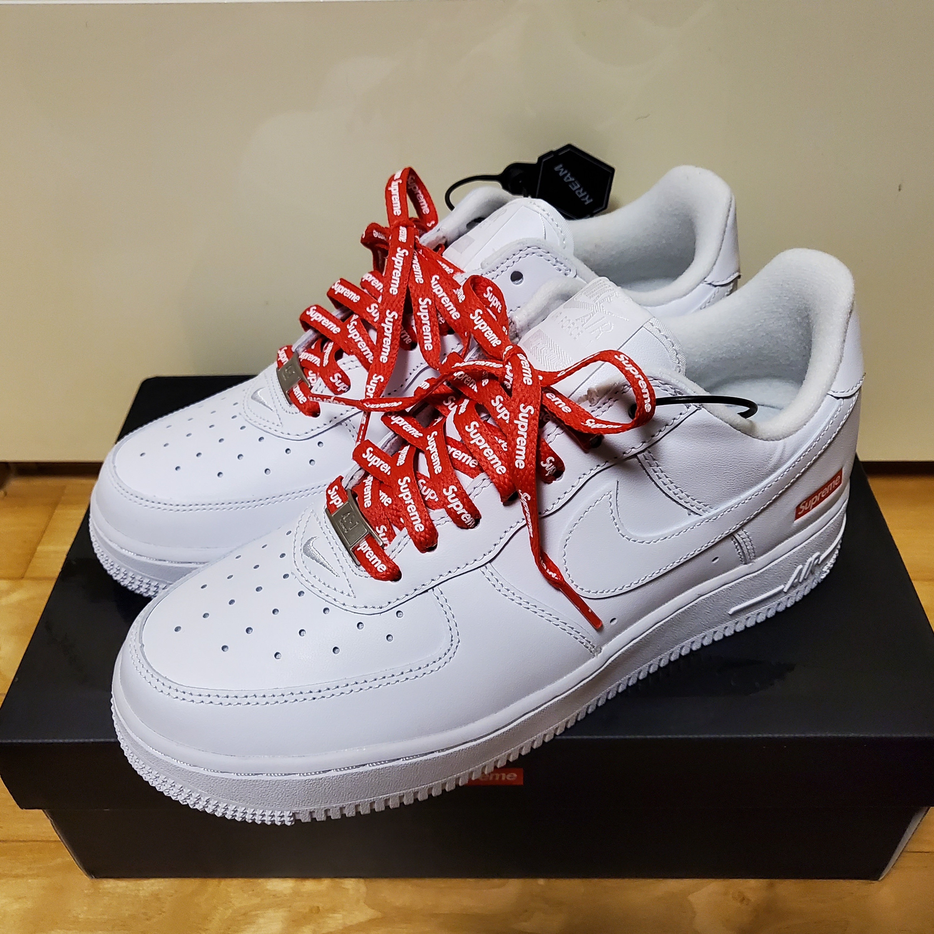Nike x Supreme Air Force 1 Low White 착용 스타일 - 1