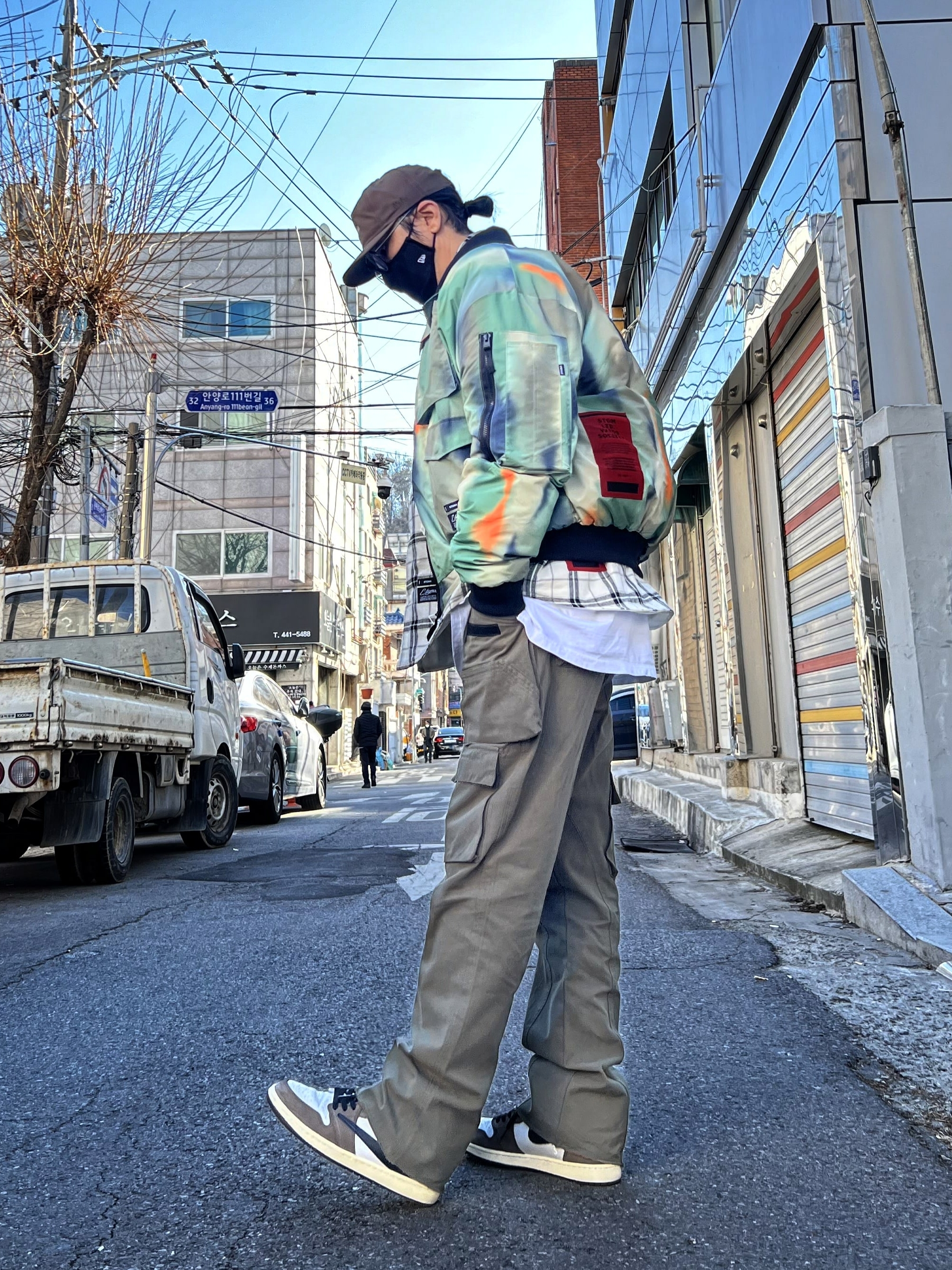 Jordan 1 x Travis Scott Retro High OG SP Mocha 착용 스타일 - 1