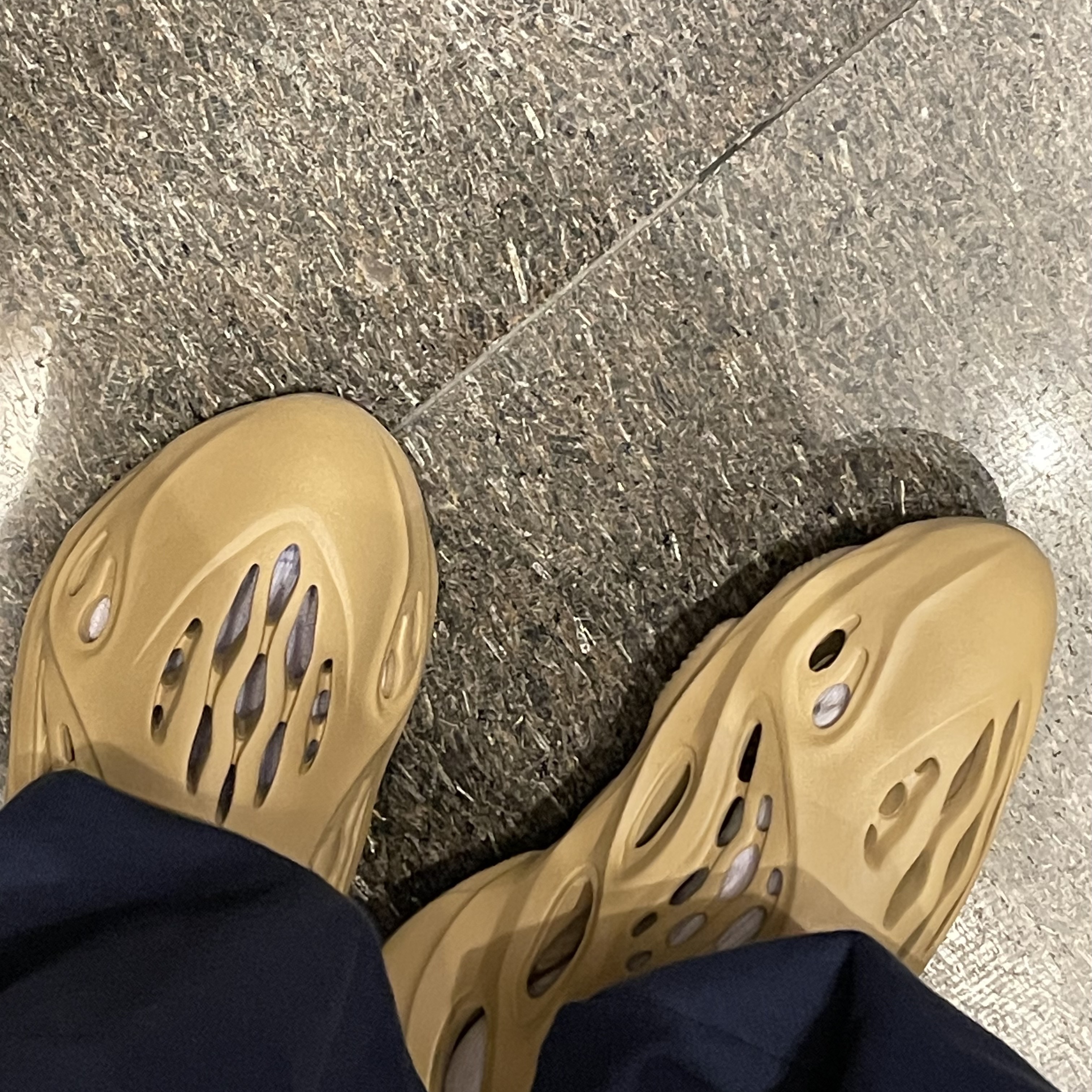 Adidas Yeezy Foam RNNR Ochre 착용 스타일 - 1