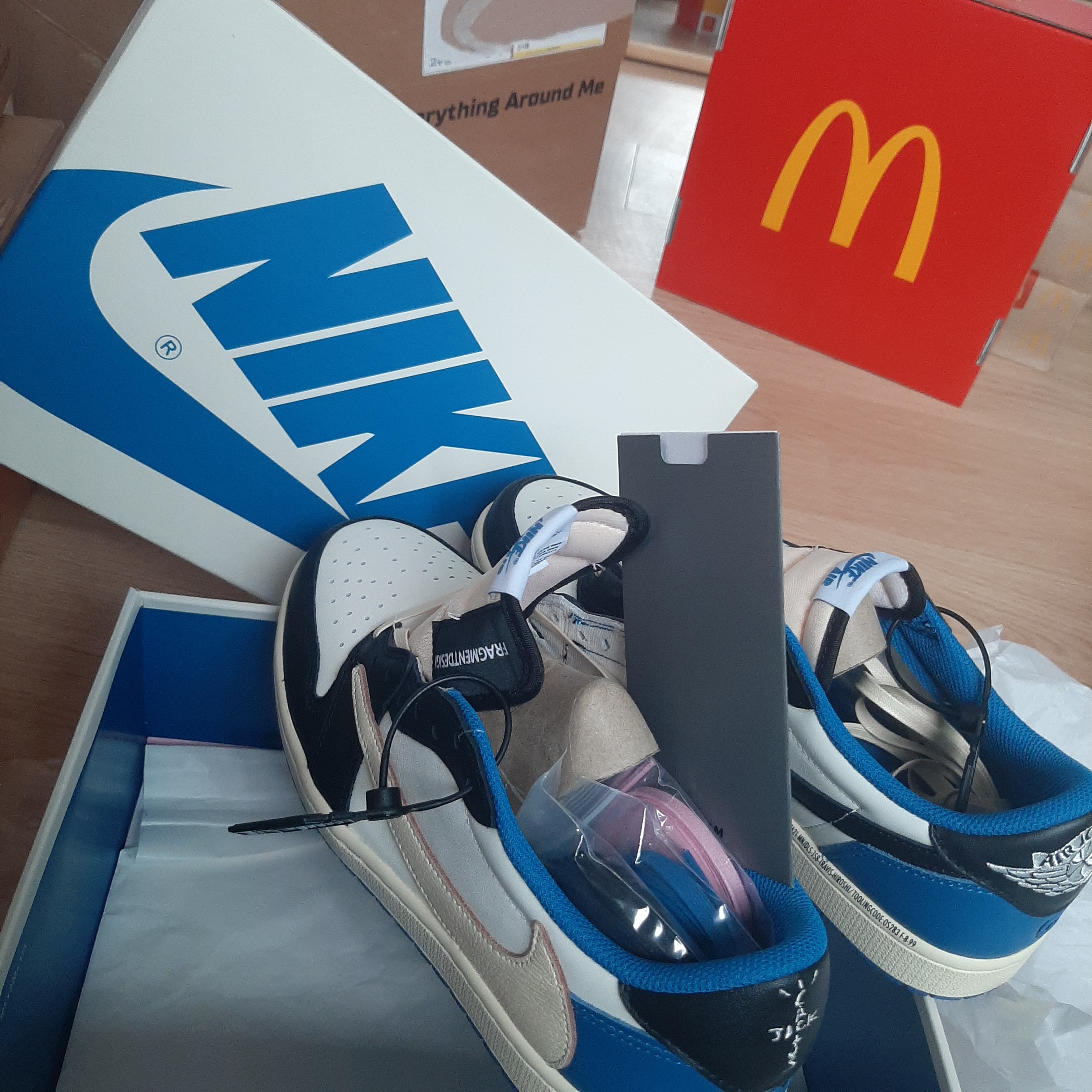 Jordan 1 x Travis Scott x Fragment Retro Low OG SP Military Blue 착용 스타일 - 1