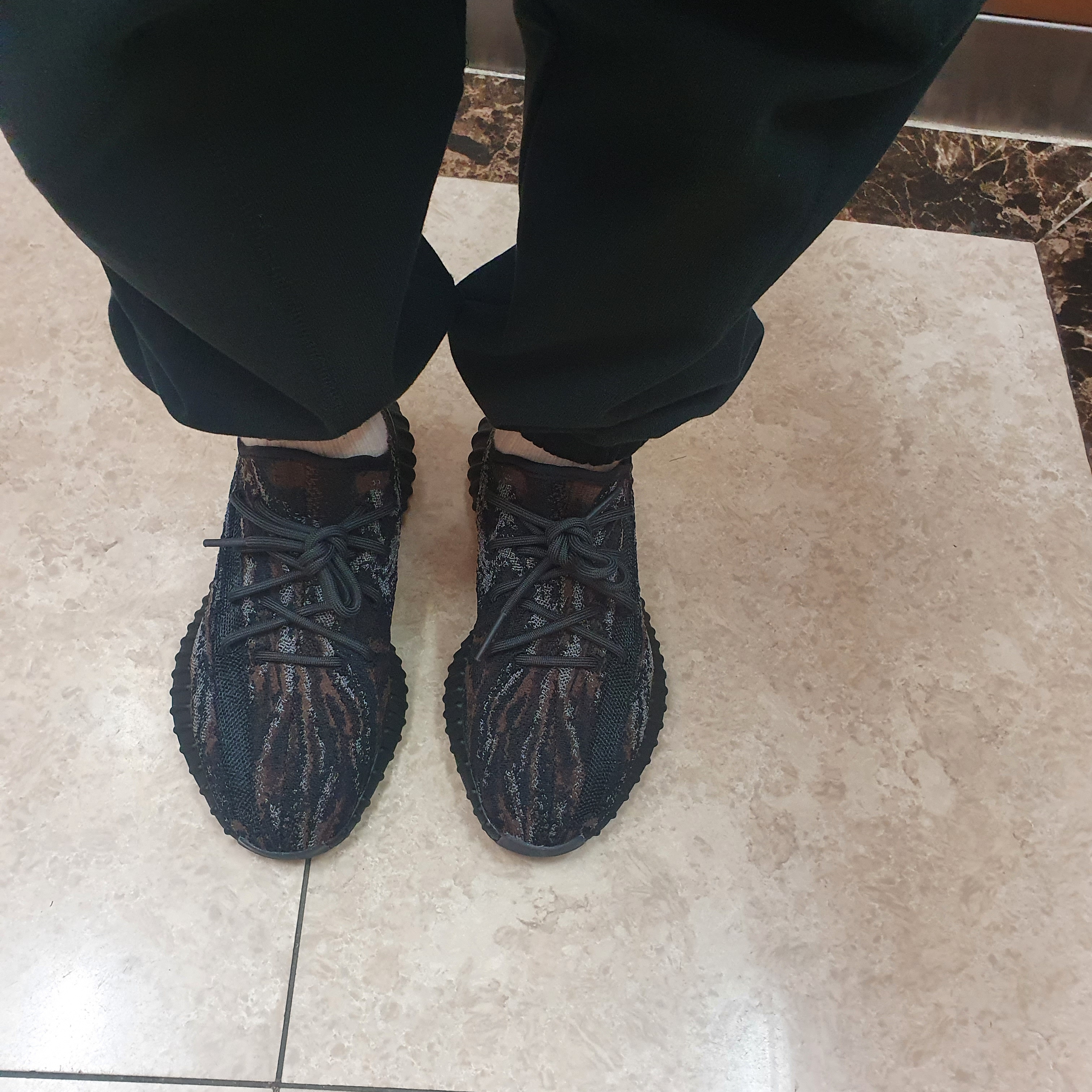 Adidas Yeezy Boost 350 V2 MX Rock 착용 스타일 - 1