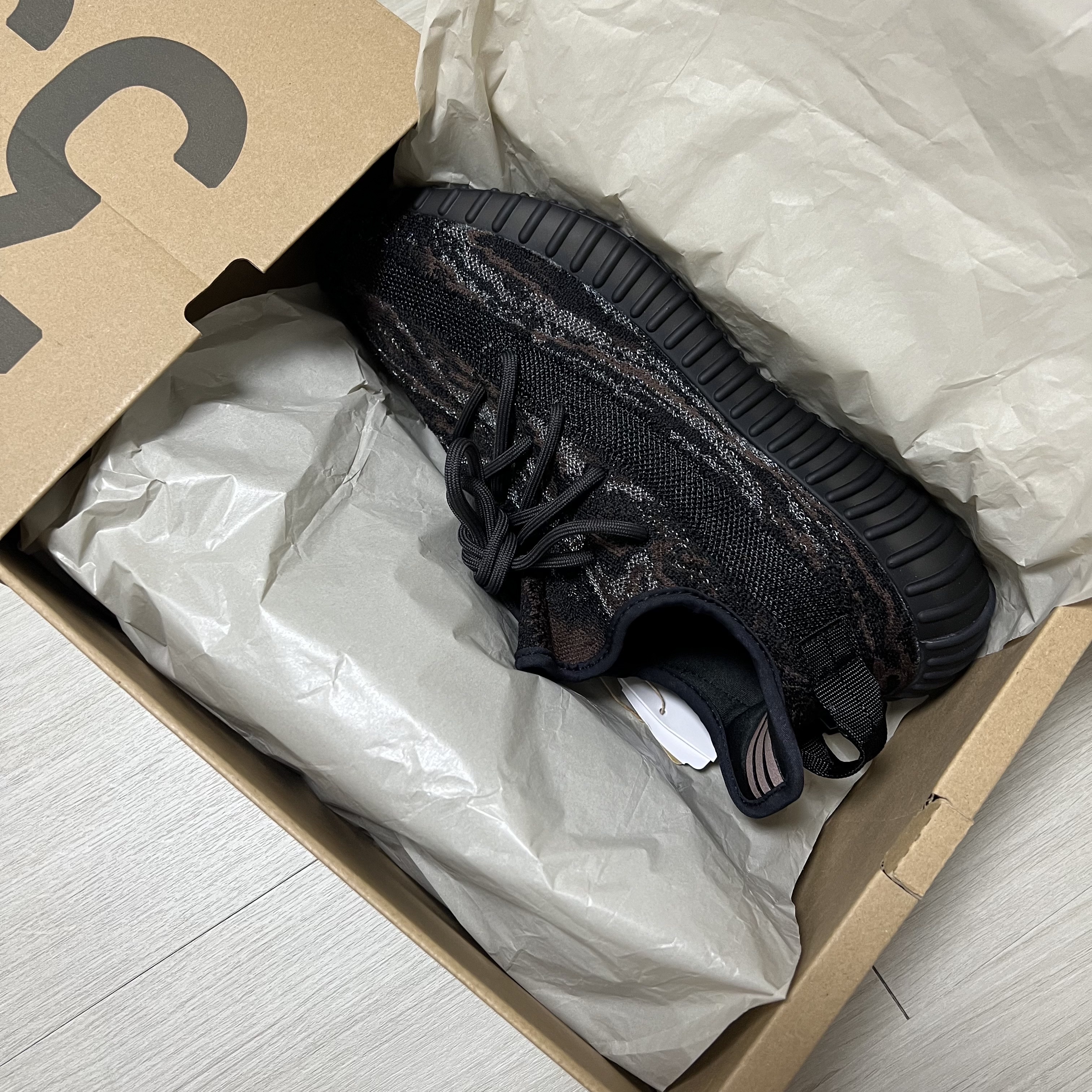 Adidas Yeezy Boost 350 V2 MX Rock 착용 스타일 - 2