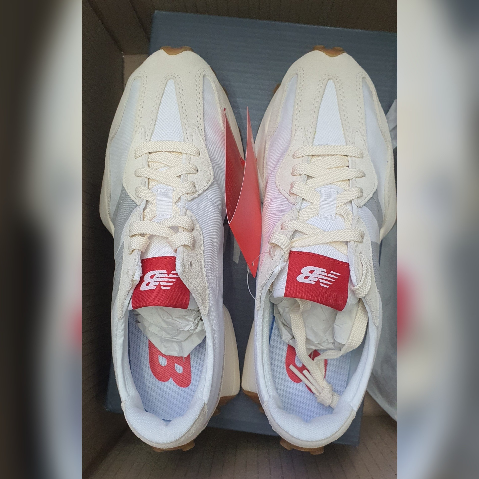 New Balance 327 White Silver Gum 착용 스타일 - 1