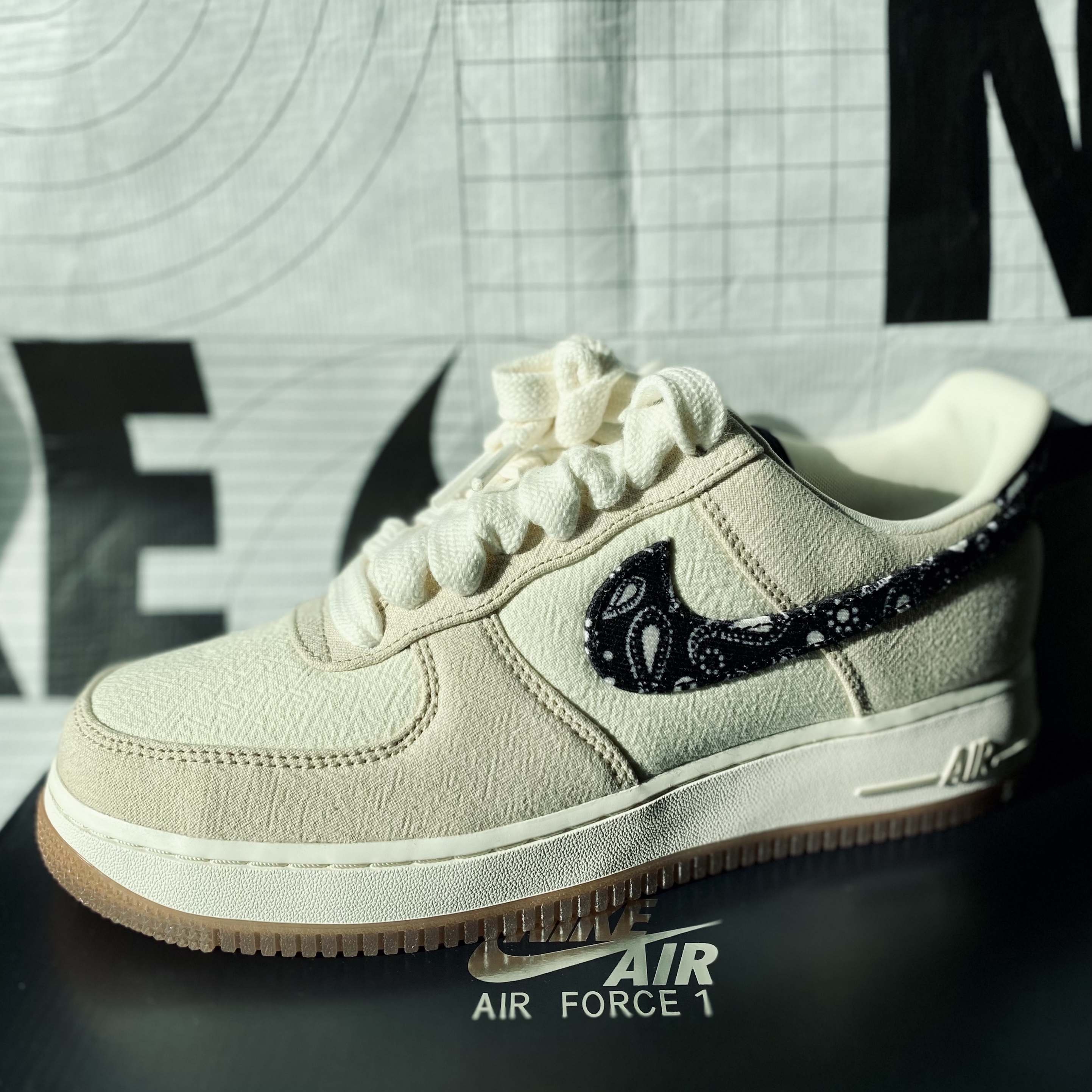 Nike Air Force 1 '07 LV8 Paisley Swoosh 착용 스타일
