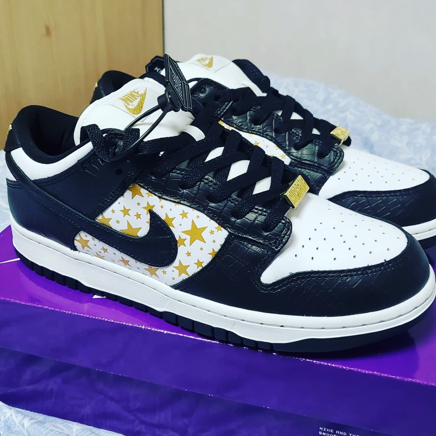 Nike x Supreme SB Dunk Low Black 착용 스타일 - 1