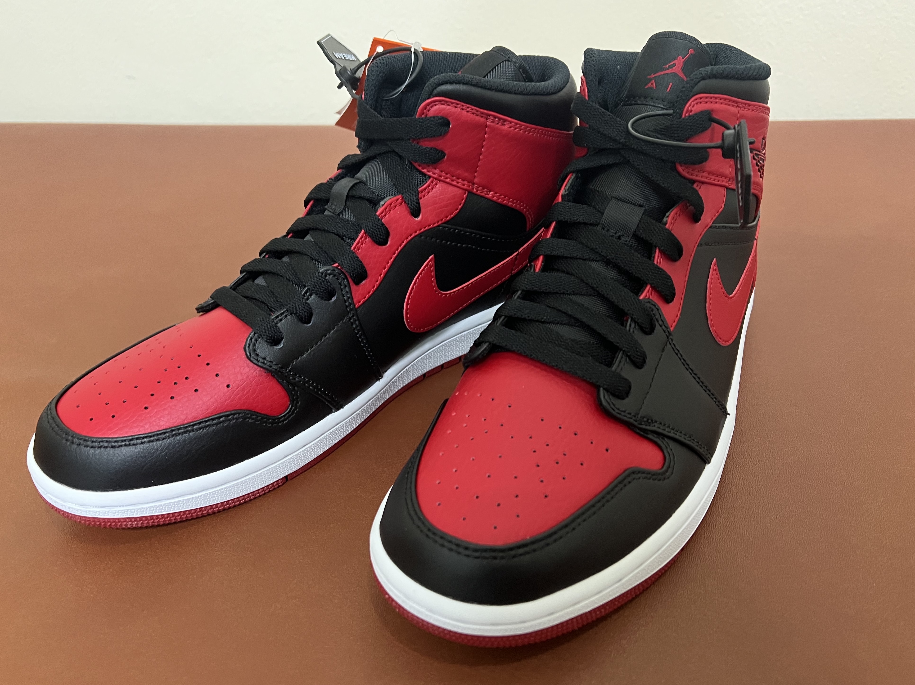 Jordan 1 Mid Bred Banned 2020 착용 스타일 - 1