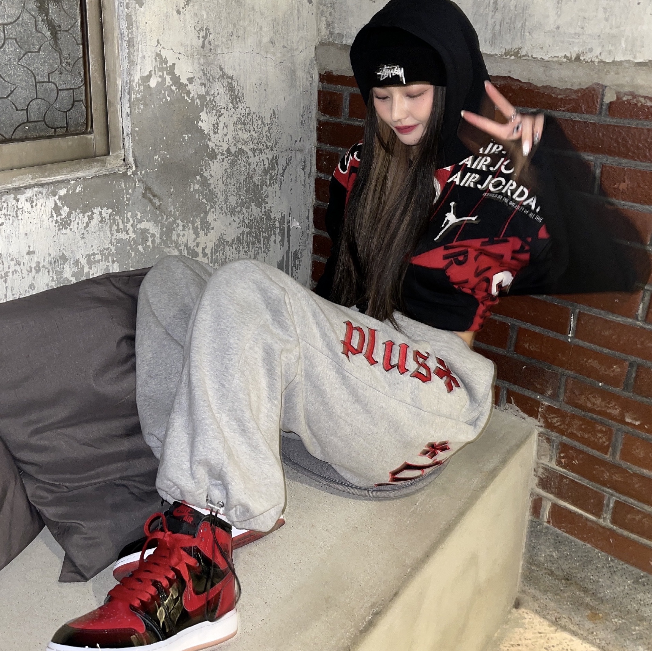 Jordan 1 Retro High OG Patent Bred, Stussy x Our Legacy Yin Yang Beanie Black 착용 스타일 - 1