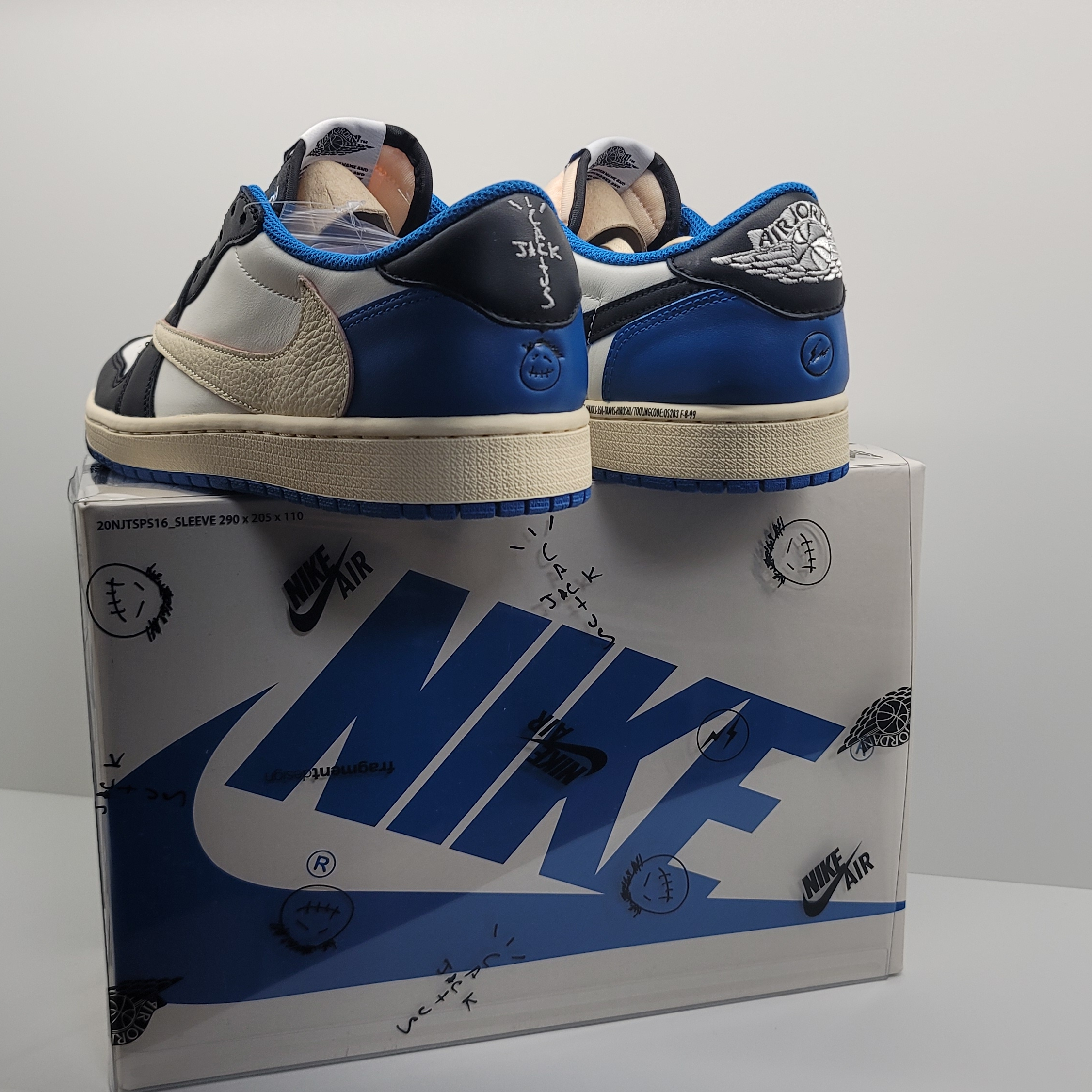Jordan 1 x Travis Scott x Fragment Retro Low OG SP Military Blue 착용 스타일 - 2