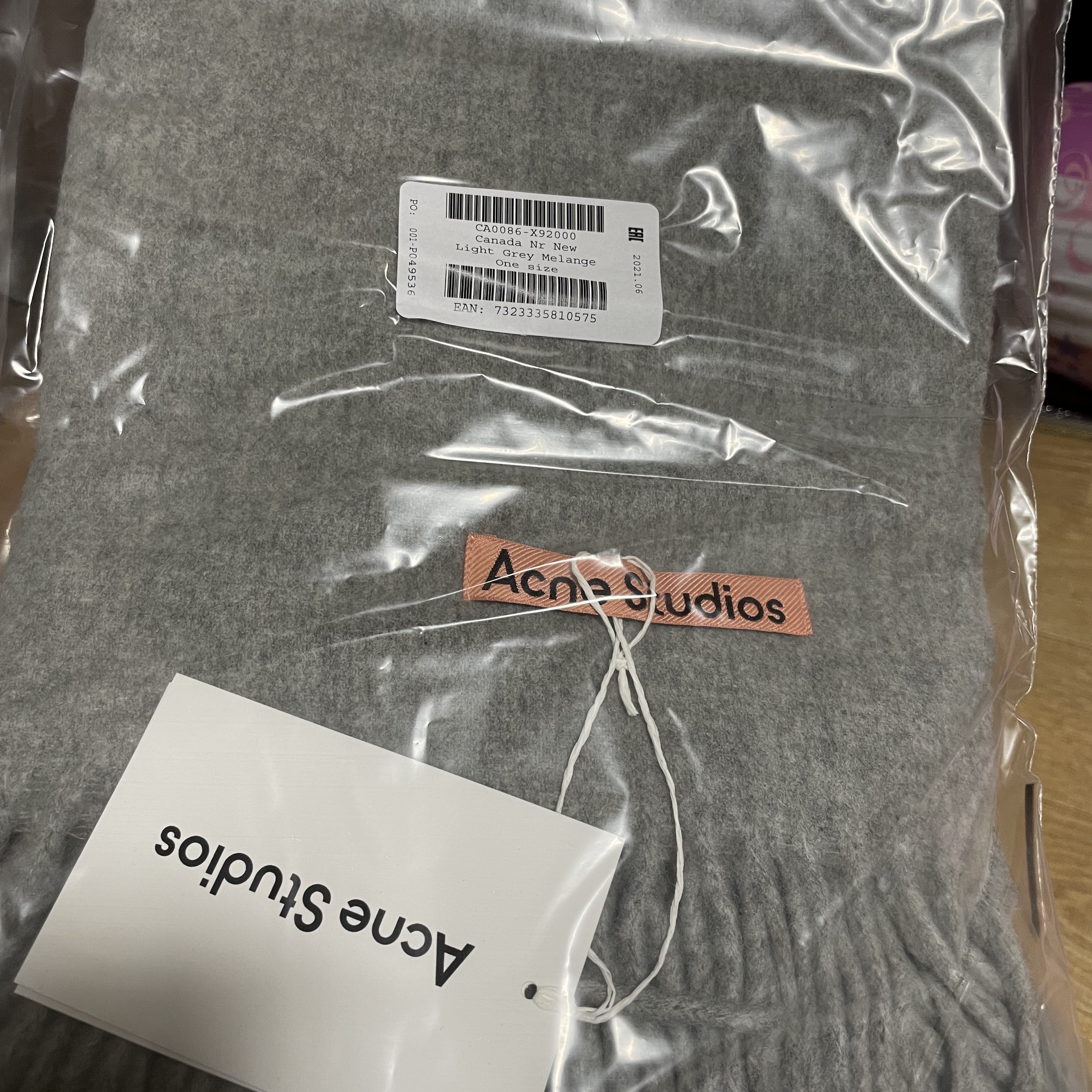 Acne Studios Canada Narrow New Wool Muffler Light Grey Melange 착용 스타일 - 2
