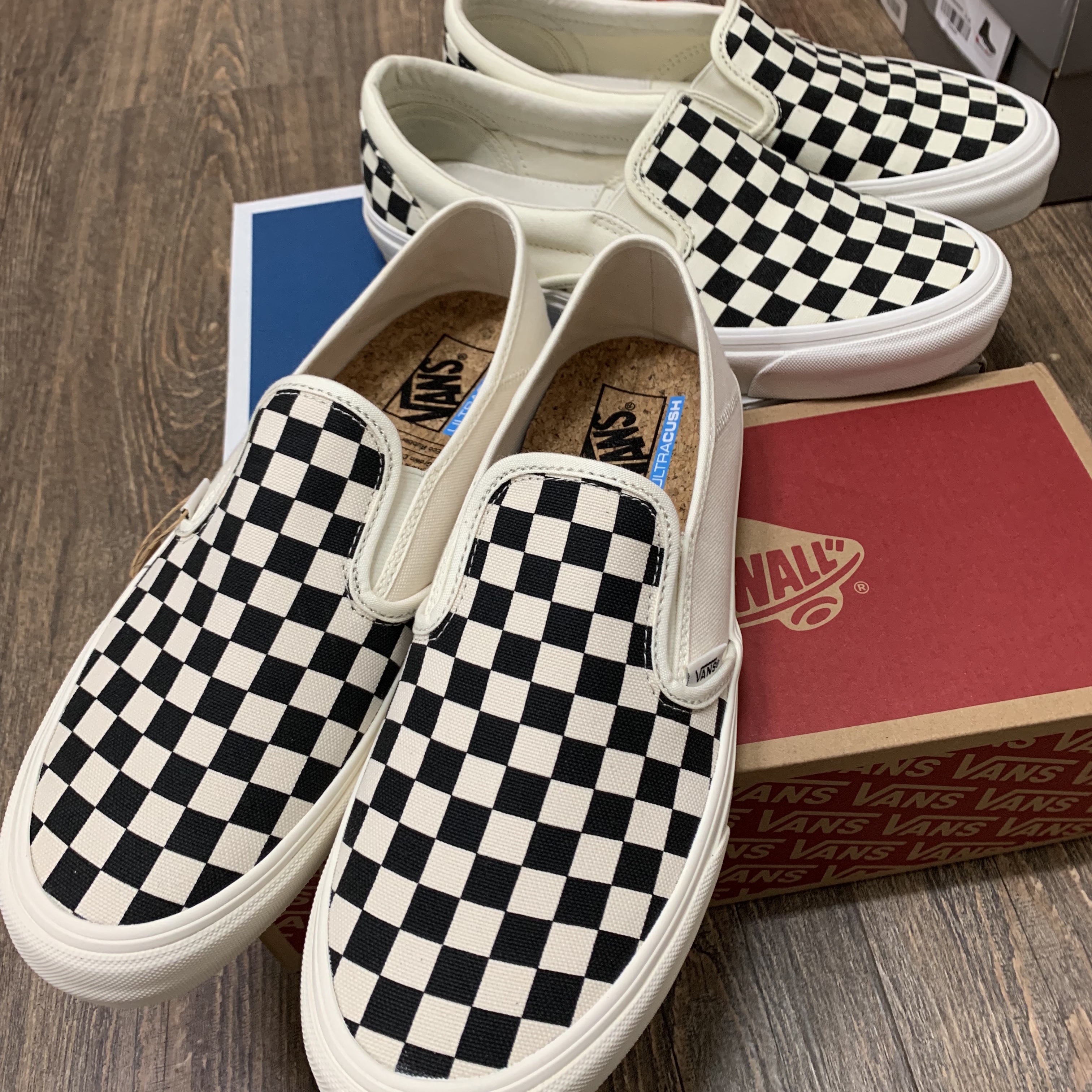 Vans Slip-On SF Eco Theory White, Vans Vault OG Classic Slip-On LX Checkerboard 착용 스타일 - 1