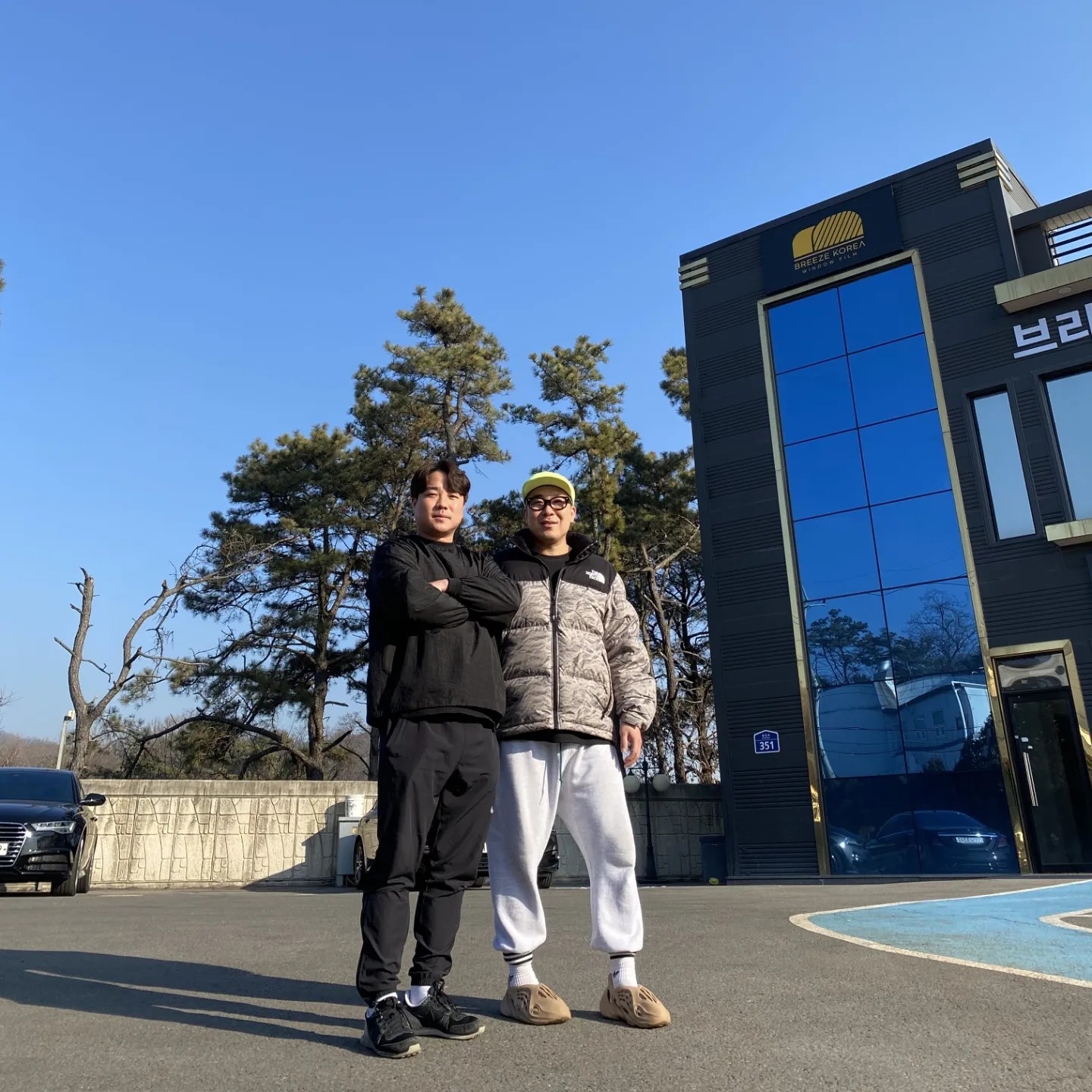 The North Face White Label Novelty Nuptse Down Jacket Beige, Adidas Yeezy Foam RNNR Ochre 착용 스타일 - 2
