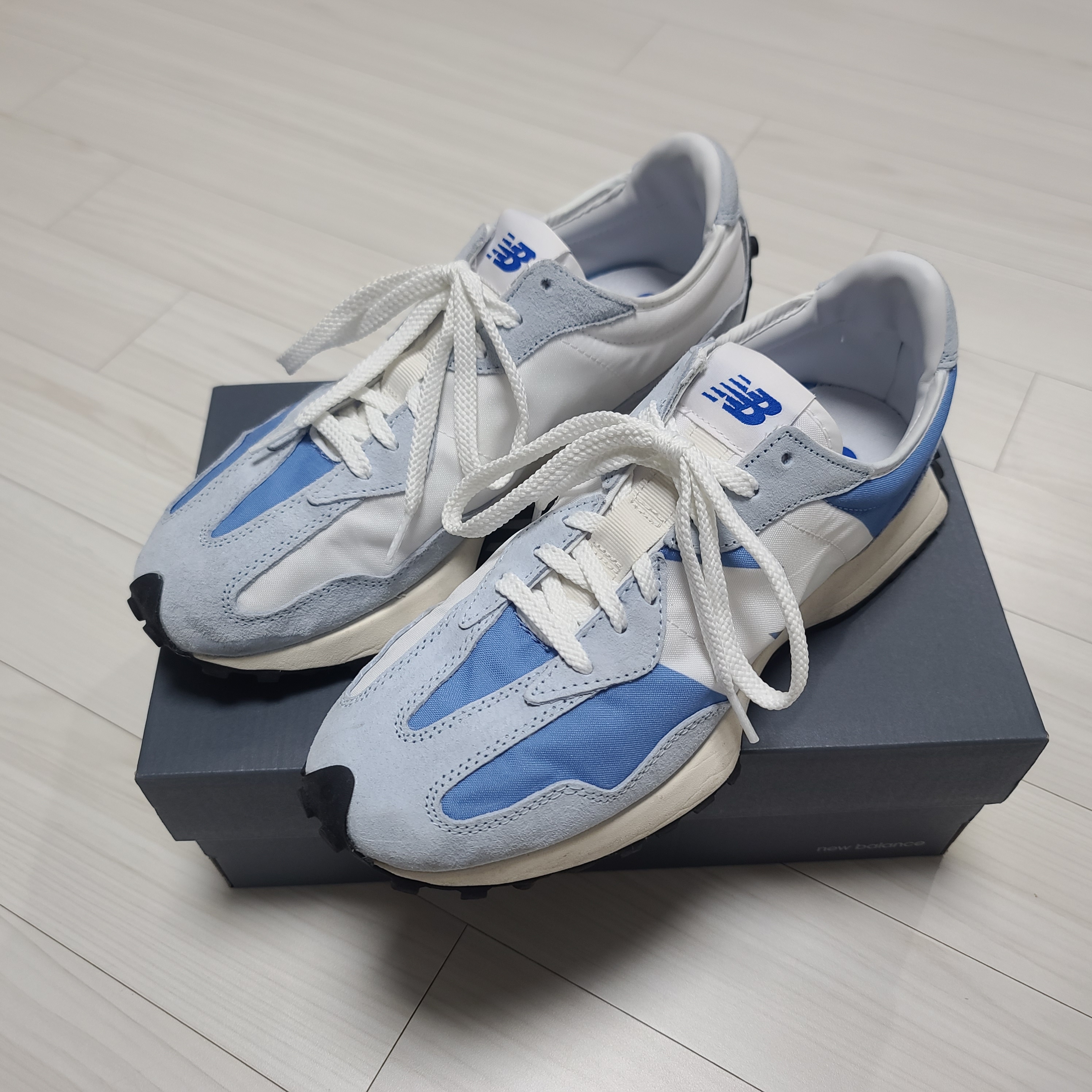 New Balance 327 Blue White 착용 스타일