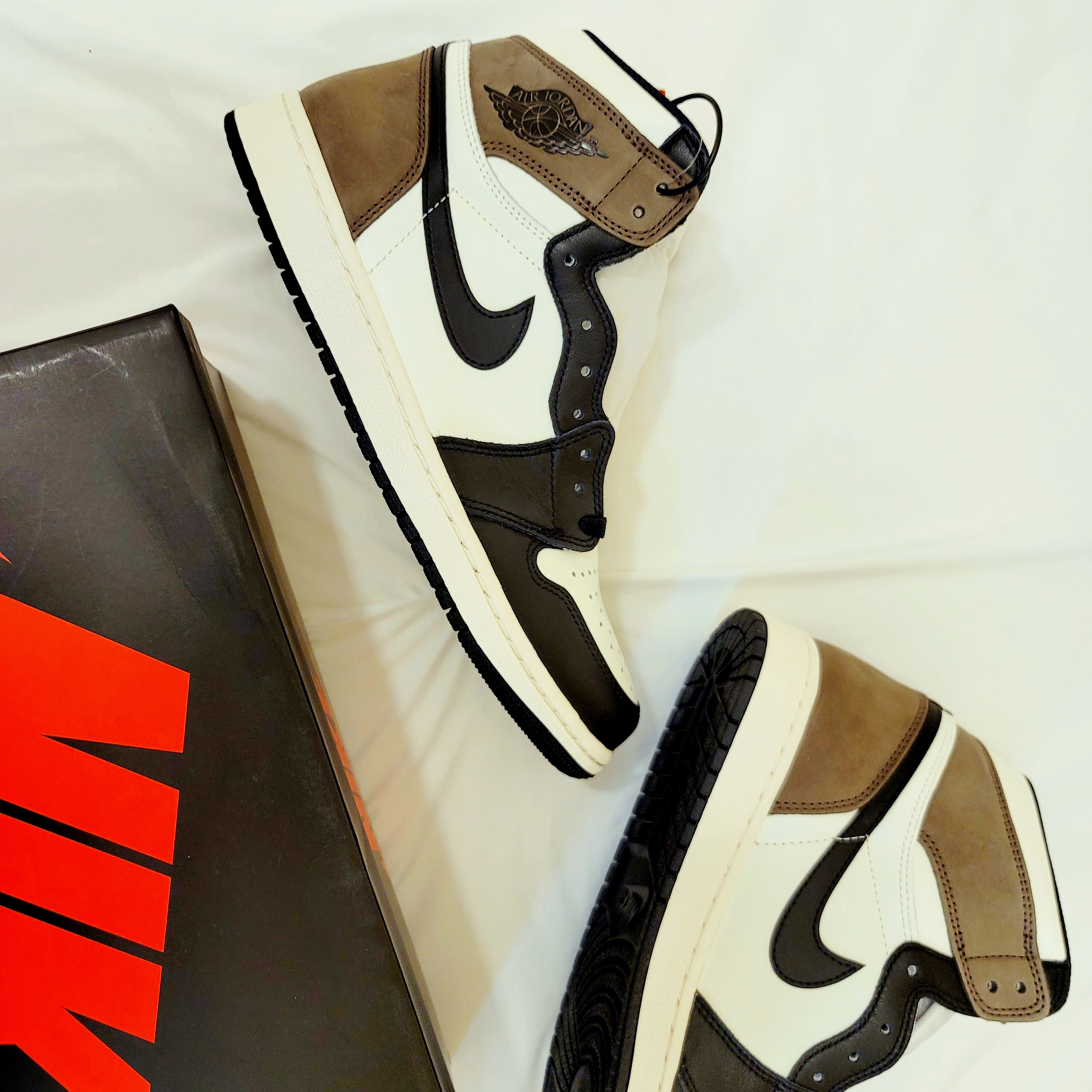 Jordan 1 Retro High OG Black Mocha 착용 스타일 - 3