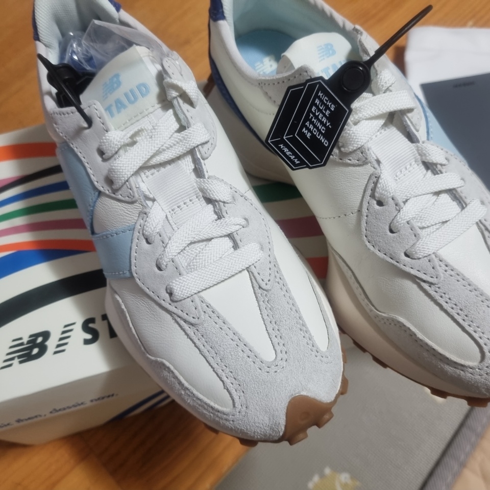 New Balance x Staud 327 Sea Salt Atlantic 착용 스타일 - 1