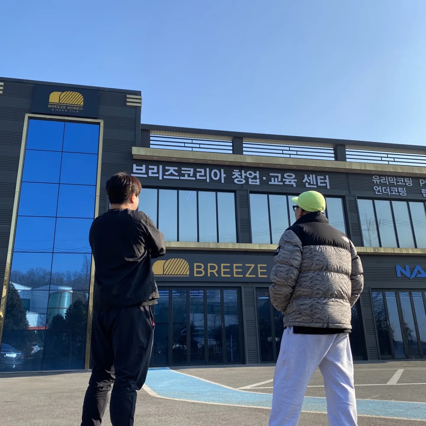 The North Face White Label Novelty Nuptse Down Jacket Beige, Adidas Yeezy Foam RNNR Ochre 착용 스타일 - 1