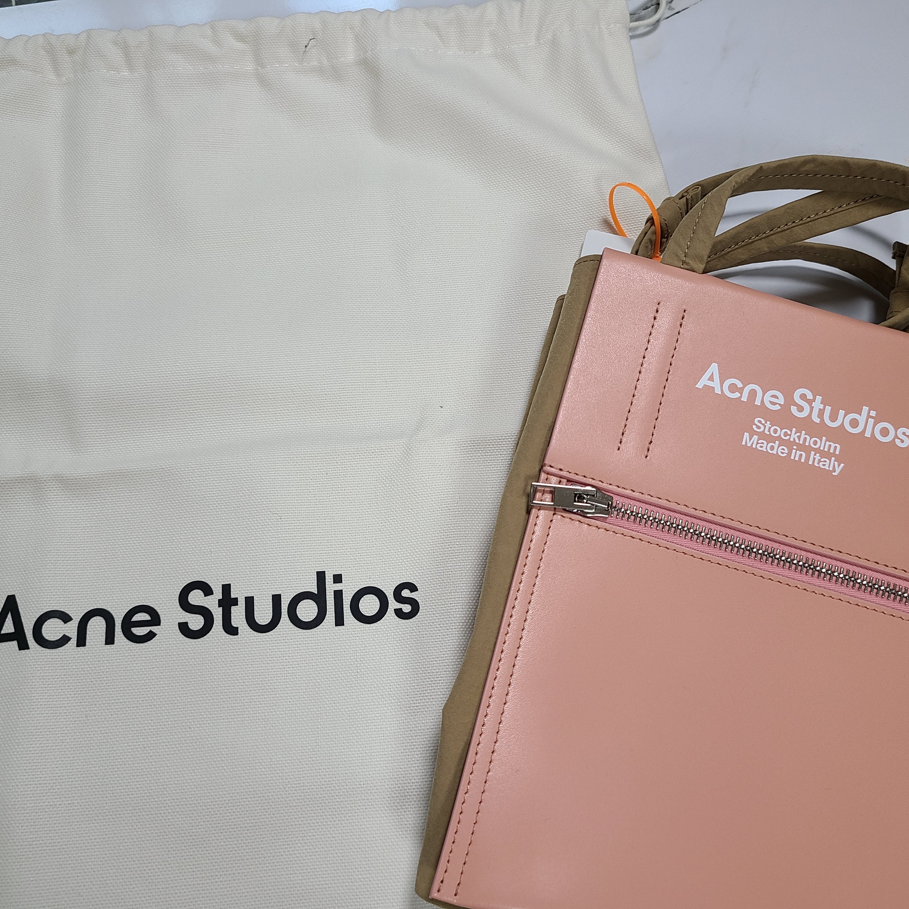 Acne Studios Baker Out Mini Tote Bag Brown Pink 착용 스타일