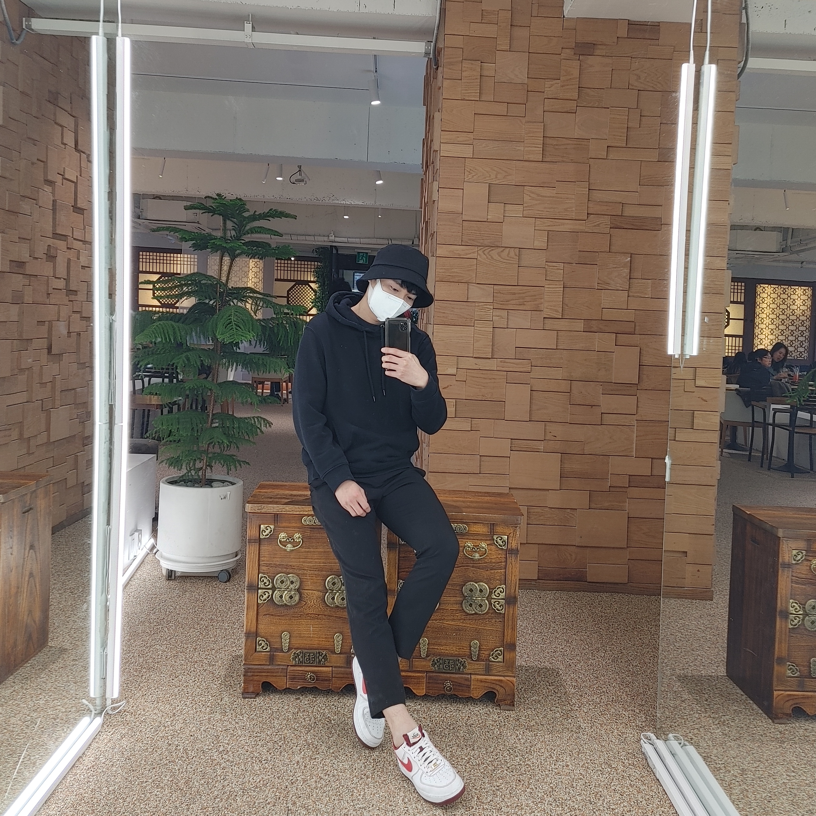 Nike Air Force 1 '07 First Use White Team Red 착용 스타일