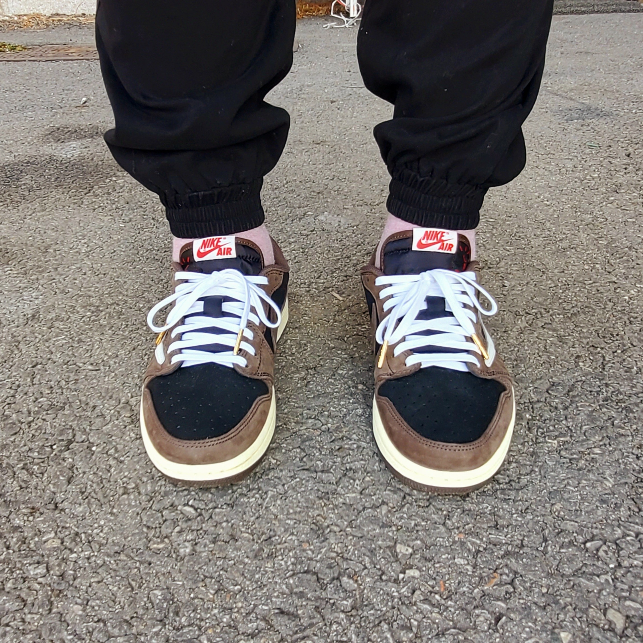 Jordan 1 x Travis Scott Retro Low OG SP Mocha 착용 스타일 - 1