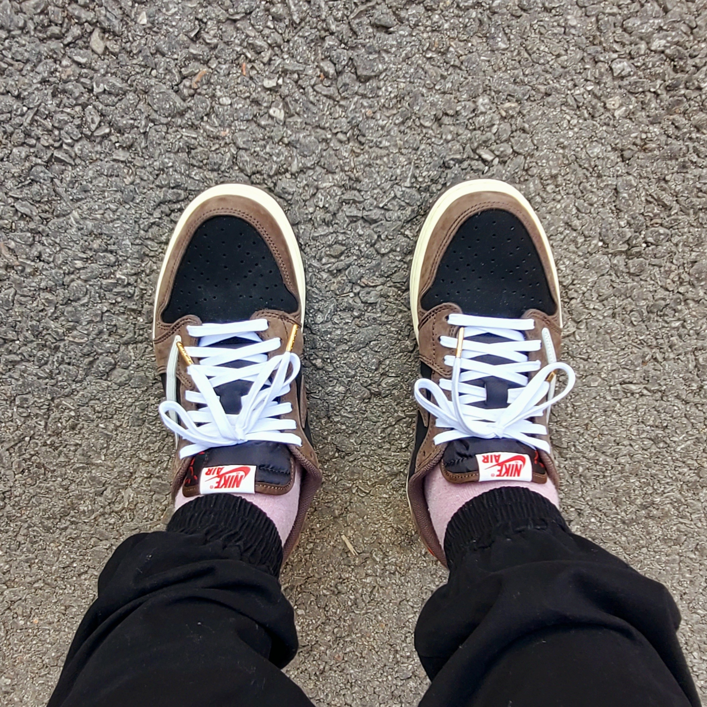 Jordan 1 x Travis Scott Retro Low OG SP Mocha 착용 스타일 - 2